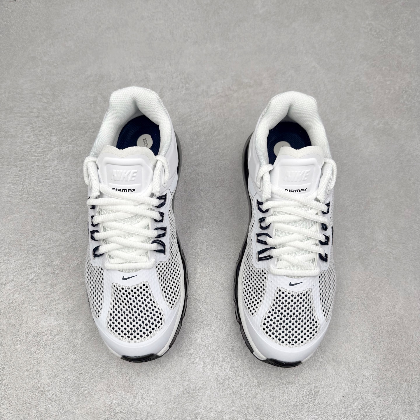 图片[2]-NK Air Max 2013 经典舒适时尚耐磨透气低帮气垫跑步鞋 HF3660-101 携时尚设计闪亮回归 出众有型 采用网眼布细节和运动风无缝覆面 助你保持清爽感受 塑就焕新造型 经典 Flywire 设计搭配经典全掌型 Max Air 缓震配置 缔造出众舒适感和支撑效果实拍调校N版已经零色差零失真 百分百还原实物色彩所见即所得 不存在货不对板色差等低级问题 选购参考实物拍摄 不混卖不参货 只用心做好货严格选品 承诺混一赔十 尺码：36 36.5 37.5 38 38.5 39 40 40.5 41 42 42.5 43 44 44.5 45 46-选品中心