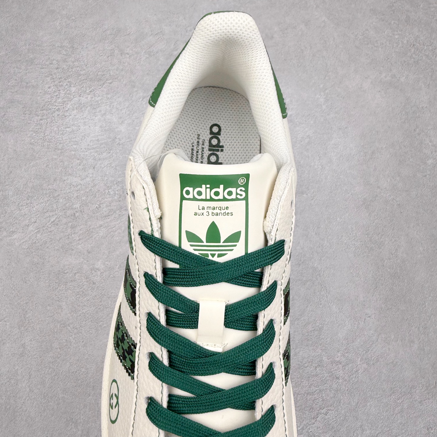 图片[5]-＃C2 AD Originals Superstar 经典复古贝壳头板鞋 DS0022 诞生于1969年 是第一双将全皮面鞋 身与橡胶鞋头结合在一起的低帮篮球鞋 Superstar最开始 是作为高帮篮球鞋Pro Model的低帮版本而出现的 但因为其独特和醒目的橡胶鞋头造型而让大家熟知 被大家形象地称为\\\”shelltoe\\\”贝壳头 在70年代的美国职业篮球场上 接近3/4的NBA球员都将这双Superstar作为场上用鞋 80年代之后 经过不断的改良和发展 Superstar逐渐成为横跨时装、音乐、街头文化、休闲和运动等各大领域的时尚潮鞋 尺码：36 36.5 37 38 38.5 39 40 40.5 41 42 42.5 43 44 44.5 45-选品中心