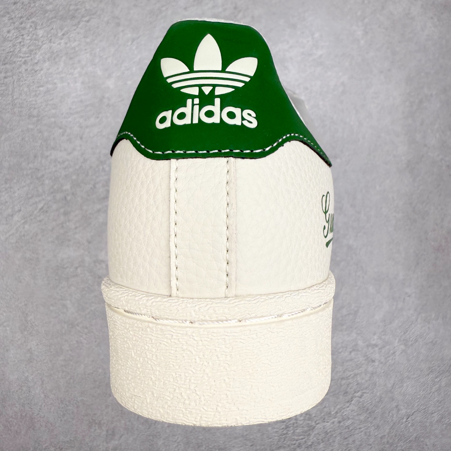 图片[8]-＃C2 AD Originals Superstar 经典复古贝壳头板鞋 DS0022 诞生于1969年 是第一双将全皮面鞋 身与橡胶鞋头结合在一起的低帮篮球鞋 Superstar最开始 是作为高帮篮球鞋Pro Model的低帮版本而出现的 但因为其独特和醒目的橡胶鞋头造型而让大家熟知 被大家形象地称为\\\”shelltoe\\\”贝壳头 在70年代的美国职业篮球场上 接近3/4的NBA球员都将这双Superstar作为场上用鞋 80年代之后 经过不断的改良和发展 Superstar逐渐成为横跨时装、音乐、街头文化、休闲和运动等各大领域的时尚潮鞋 尺码：36 36.5 37 38 38.5 39 40 40.5 41 42 42.5 43 44 44.5 45-选品中心