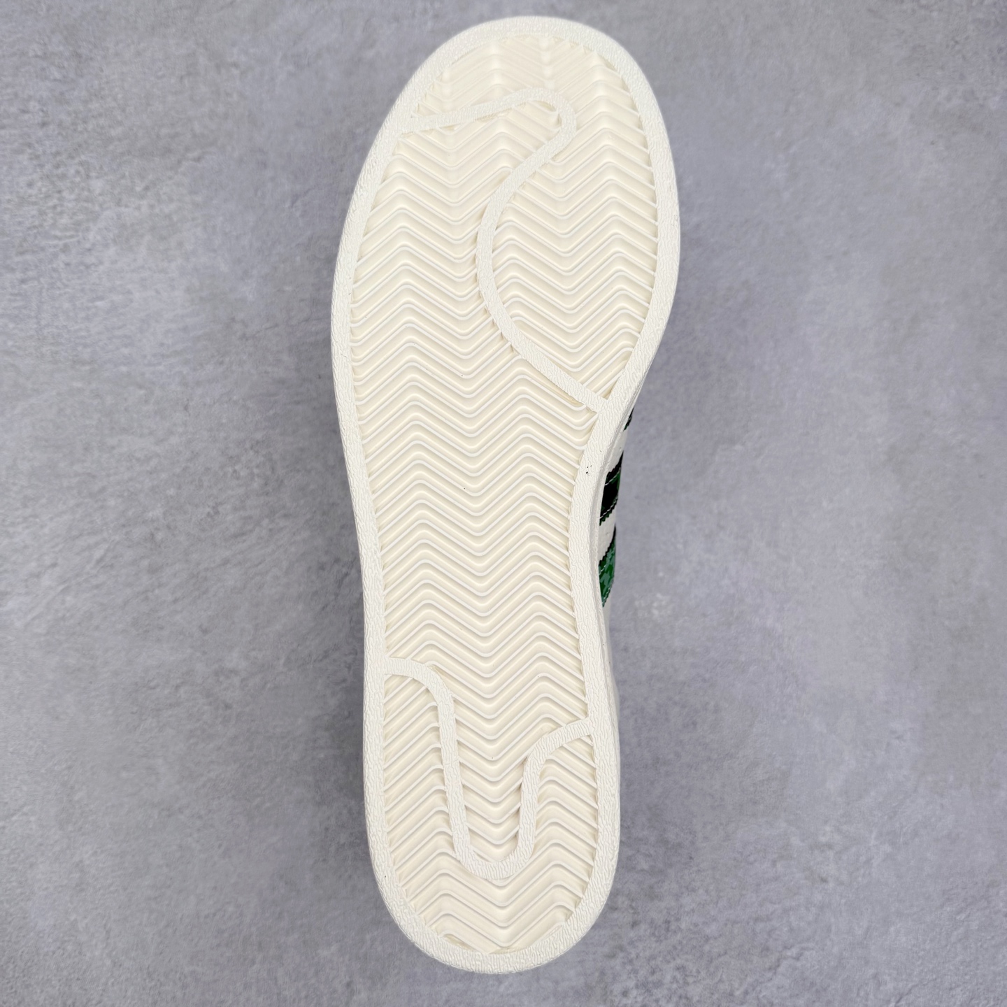 图片[9]-＃C2 AD Originals Superstar 经典复古贝壳头板鞋 DS0022 诞生于1969年 是第一双将全皮面鞋 身与橡胶鞋头结合在一起的低帮篮球鞋 Superstar最开始 是作为高帮篮球鞋Pro Model的低帮版本而出现的 但因为其独特和醒目的橡胶鞋头造型而让大家熟知 被大家形象地称为\\\”shelltoe\\\”贝壳头 在70年代的美国职业篮球场上 接近3/4的NBA球员都将这双Superstar作为场上用鞋 80年代之后 经过不断的改良和发展 Superstar逐渐成为横跨时装、音乐、街头文化、休闲和运动等各大领域的时尚潮鞋 尺码：36 36.5 37 38 38.5 39 40 40.5 41 42 42.5 43 44 44.5 45-选品中心