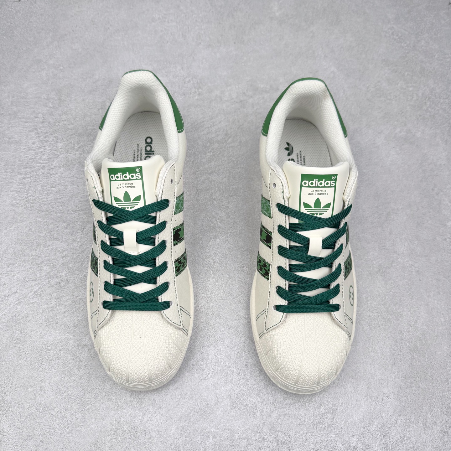 图片[2]-＃C2 AD Originals Superstar 经典复古贝壳头板鞋 DS0022 诞生于1969年 是第一双将全皮面鞋 身与橡胶鞋头结合在一起的低帮篮球鞋 Superstar最开始 是作为高帮篮球鞋Pro Model的低帮版本而出现的 但因为其独特和醒目的橡胶鞋头造型而让大家熟知 被大家形象地称为\\\”shelltoe\\\”贝壳头 在70年代的美国职业篮球场上 接近3/4的NBA球员都将这双Superstar作为场上用鞋 80年代之后 经过不断的改良和发展 Superstar逐渐成为横跨时装、音乐、街头文化、休闲和运动等各大领域的时尚潮鞋 尺码：36 36.5 37 38 38.5 39 40 40.5 41 42 42.5 43 44 44.5 45-选品中心