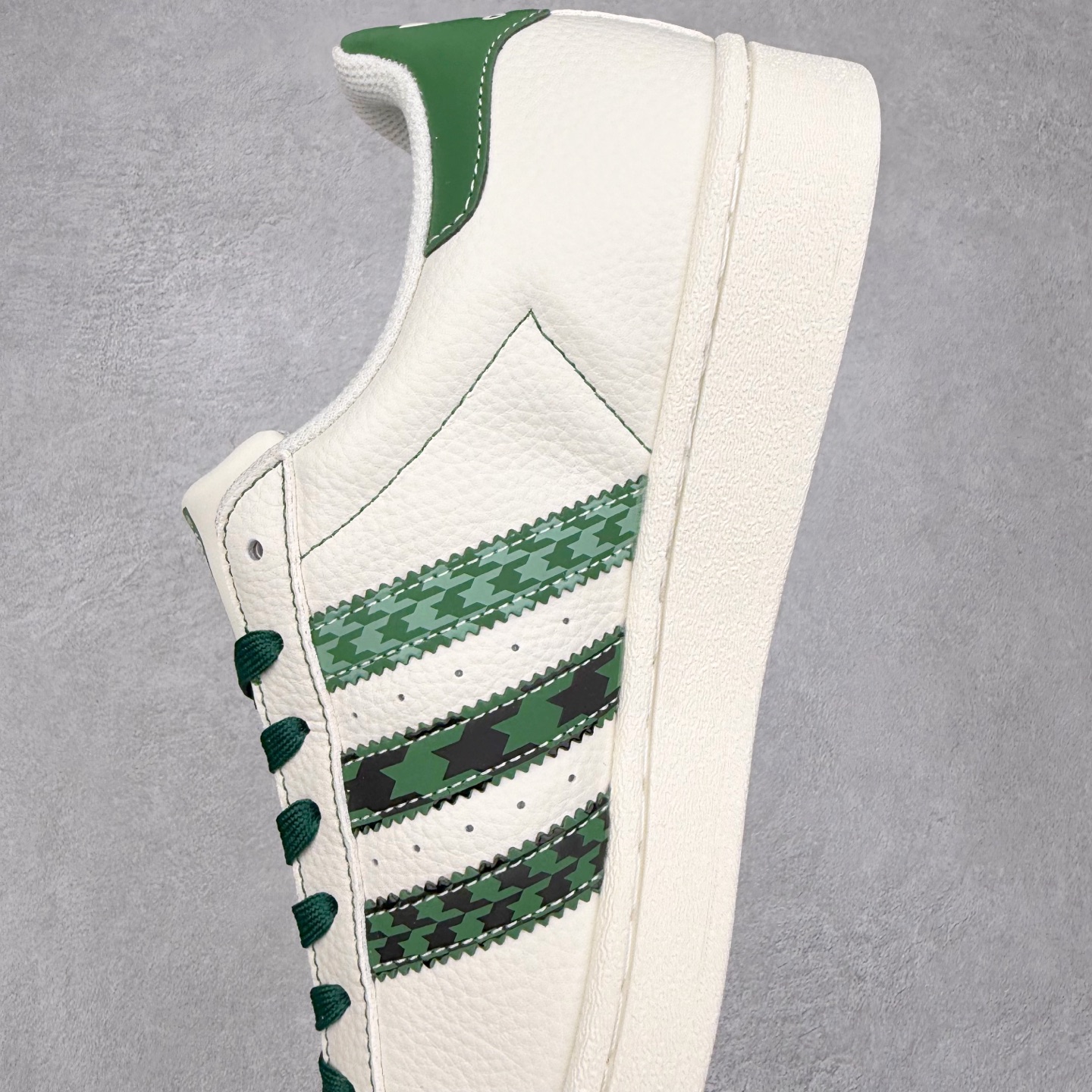 图片[7]-＃C2 AD Originals Superstar 经典复古贝壳头板鞋 DS0022 诞生于1969年 是第一双将全皮面鞋 身与橡胶鞋头结合在一起的低帮篮球鞋 Superstar最开始 是作为高帮篮球鞋Pro Model的低帮版本而出现的 但因为其独特和醒目的橡胶鞋头造型而让大家熟知 被大家形象地称为\\\”shelltoe\\\”贝壳头 在70年代的美国职业篮球场上 接近3/4的NBA球员都将这双Superstar作为场上用鞋 80年代之后 经过不断的改良和发展 Superstar逐渐成为横跨时装、音乐、街头文化、休闲和运动等各大领域的时尚潮鞋 尺码：36 36.5 37 38 38.5 39 40 40.5 41 42 42.5 43 44 44.5 45-选品中心