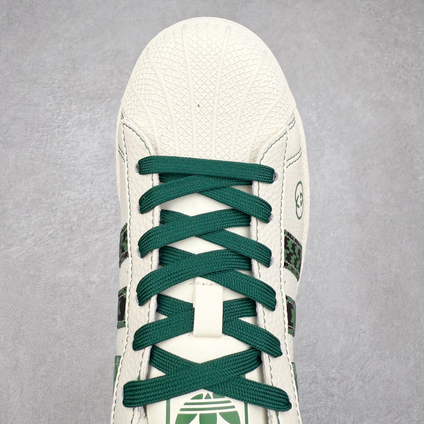 图片[4]-＃C2 AD Originals Superstar 经典复古贝壳头板鞋 DS0022 诞生于1969年 是第一双将全皮面鞋 身与橡胶鞋头结合在一起的低帮篮球鞋 Superstar最开始 是作为高帮篮球鞋Pro Model的低帮版本而出现的 但因为其独特和醒目的橡胶鞋头造型而让大家熟知 被大家形象地称为\\\”shelltoe\\\”贝壳头 在70年代的美国职业篮球场上 接近3/4的NBA球员都将这双Superstar作为场上用鞋 80年代之后 经过不断的改良和发展 Superstar逐渐成为横跨时装、音乐、街头文化、休闲和运动等各大领域的时尚潮鞋 尺码：36 36.5 37 38 38.5 39 40 40.5 41 42 42.5 43 44 44.5 45-选品中心