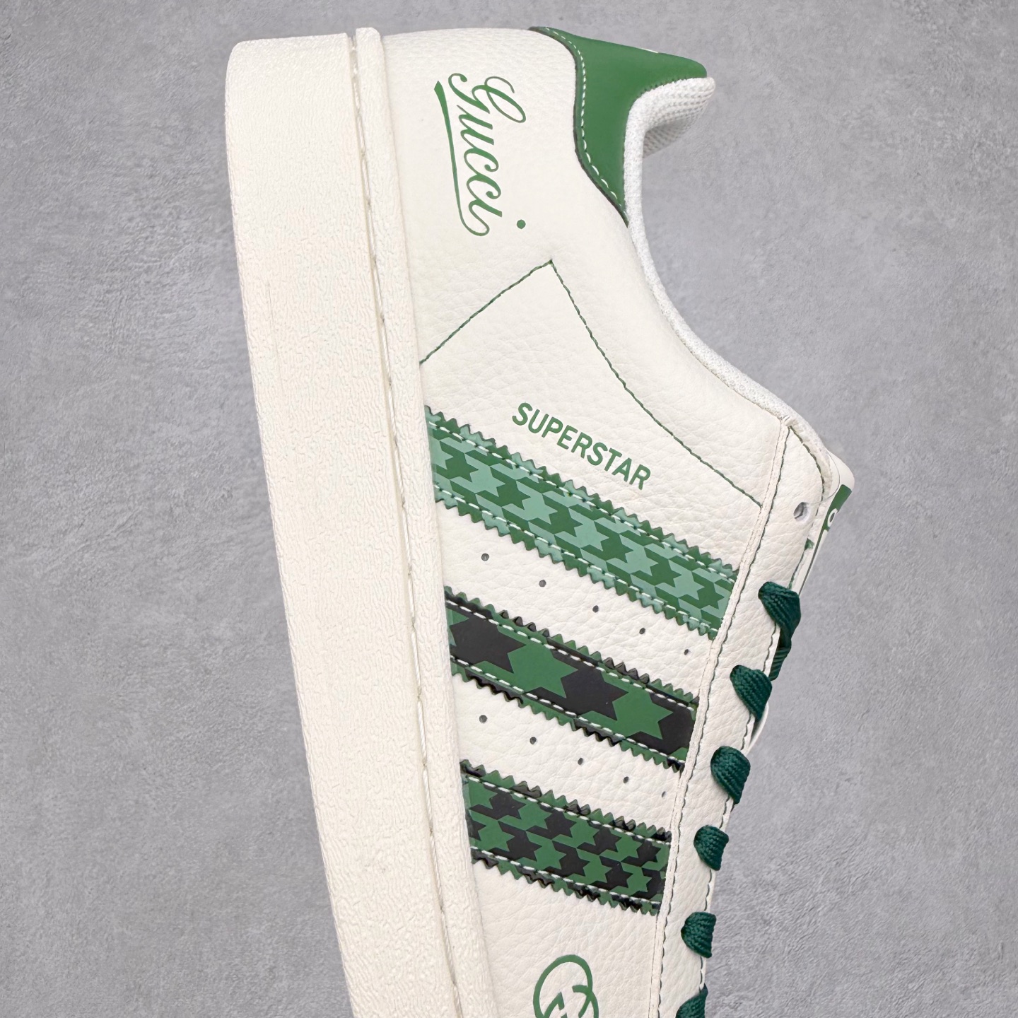 图片[6]-＃C2 AD Originals Superstar 经典复古贝壳头板鞋 DS0022 诞生于1969年 是第一双将全皮面鞋 身与橡胶鞋头结合在一起的低帮篮球鞋 Superstar最开始 是作为高帮篮球鞋Pro Model的低帮版本而出现的 但因为其独特和醒目的橡胶鞋头造型而让大家熟知 被大家形象地称为\\\”shelltoe\\\”贝壳头 在70年代的美国职业篮球场上 接近3/4的NBA球员都将这双Superstar作为场上用鞋 80年代之后 经过不断的改良和发展 Superstar逐渐成为横跨时装、音乐、街头文化、休闲和运动等各大领域的时尚潮鞋 尺码：36 36.5 37 38 38.5 39 40 40.5 41 42 42.5 43 44 44.5 45-选品中心