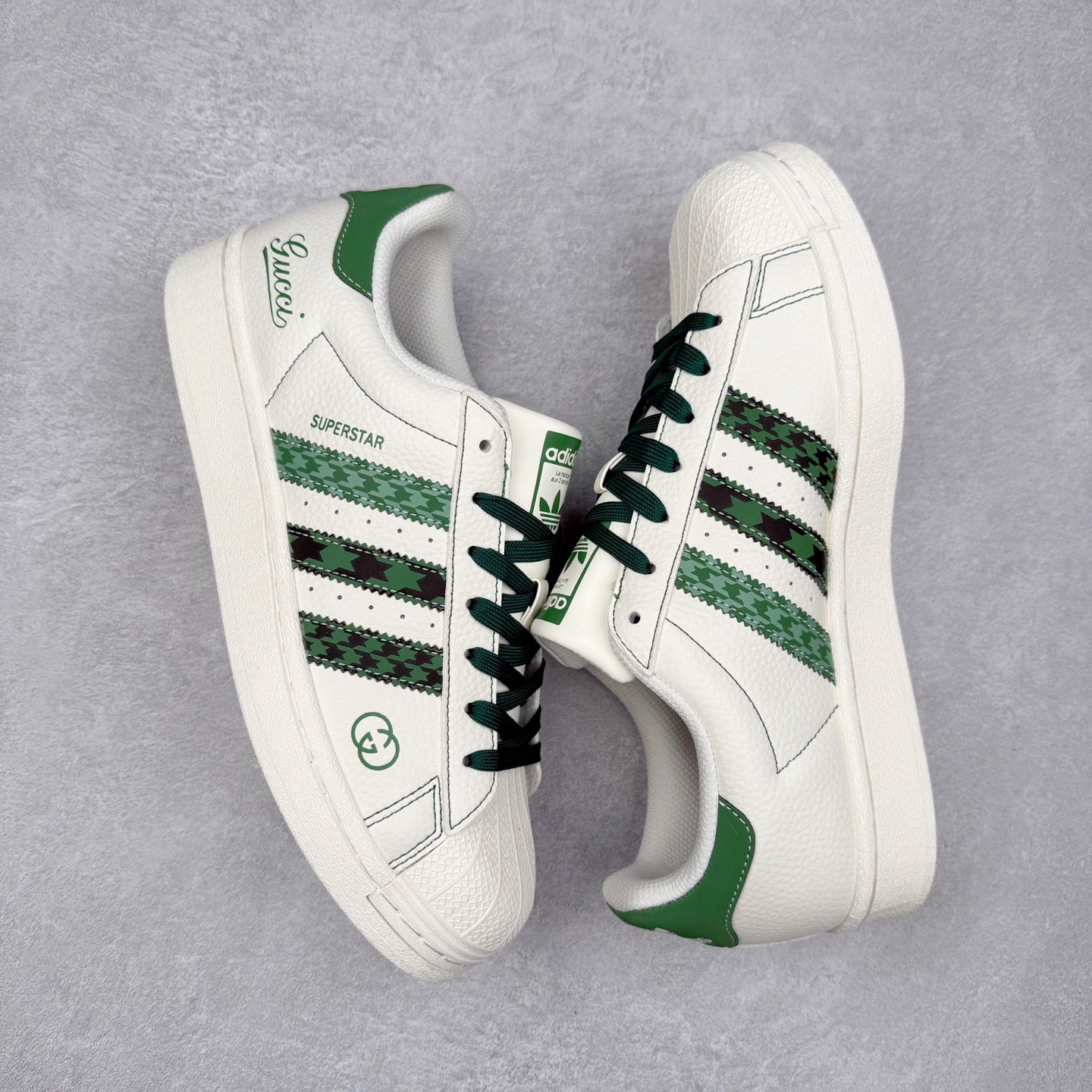 图片[3]-＃C2 AD Originals Superstar 经典复古贝壳头板鞋 DS0022 诞生于1969年 是第一双将全皮面鞋 身与橡胶鞋头结合在一起的低帮篮球鞋 Superstar最开始 是作为高帮篮球鞋Pro Model的低帮版本而出现的 但因为其独特和醒目的橡胶鞋头造型而让大家熟知 被大家形象地称为\\\”shelltoe\\\”贝壳头 在70年代的美国职业篮球场上 接近3/4的NBA球员都将这双Superstar作为场上用鞋 80年代之后 经过不断的改良和发展 Superstar逐渐成为横跨时装、音乐、街头文化、休闲和运动等各大领域的时尚潮鞋 尺码：36 36.5 37 38 38.5 39 40 40.5 41 42 42.5 43 44 44.5 45-选品中心