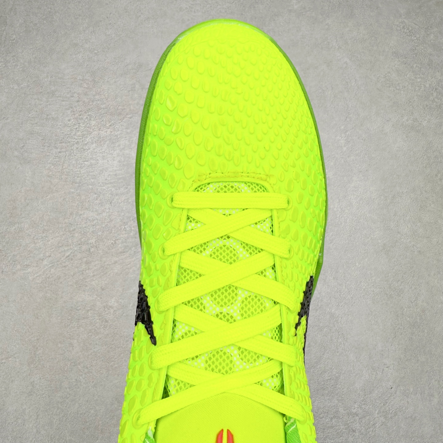 图片[4]-＃福利特价 NK Kobe 6 Protro 科比6代专业实战篮球鞋 采用了复合式的鞋面 内层为透气网面 中层加载Fly wire科技 而外层则用聚氨酯岛状结构塑造出非常逼真的蛇麟纹路 多层的鞋面结构带来了更好的透气性和更有针对性的保护 加入了双层记忆海绵鞋垫 可根据球员脚形自动调节以提高合脚度 使脚感更加柔软舒适 赋予球员非一般的球场舒适感受 实拍调校N版已经零色差零失真 百分百还原实物色彩所见即所得 不存在货不对板色差等低级问题 选购参考实物拍摄 不混卖不参货 只用心做好货严格选品 承诺混一赔十 尺码：36 36.5 37.5 38 38.5 39 40 40.5 41 42 42.5 43 44 44.5 45 46-选品中心