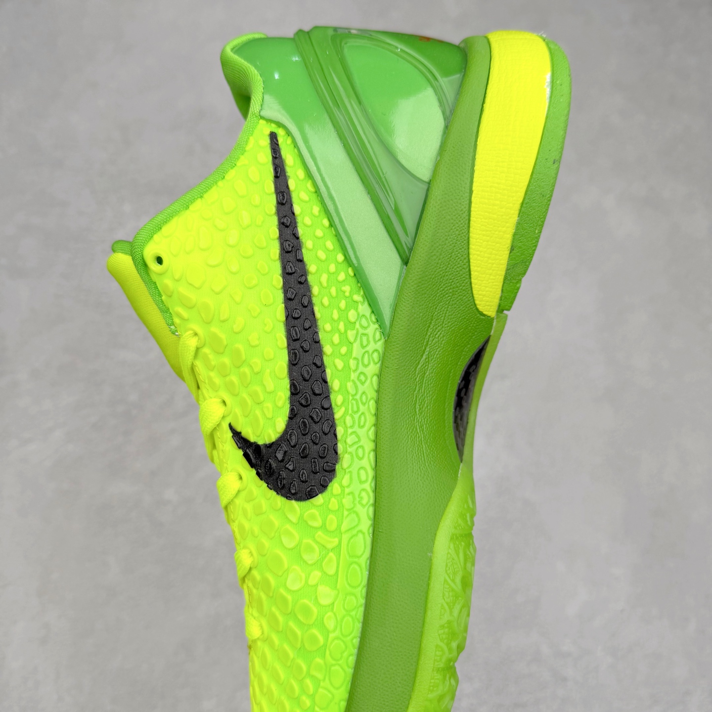 图片[7]-＃福利特价 NK Kobe 6 Protro 科比6代专业实战篮球鞋 采用了复合式的鞋面 内层为透气网面 中层加载Fly wire科技 而外层则用聚氨酯岛状结构塑造出非常逼真的蛇麟纹路 多层的鞋面结构带来了更好的透气性和更有针对性的保护 加入了双层记忆海绵鞋垫 可根据球员脚形自动调节以提高合脚度 使脚感更加柔软舒适 赋予球员非一般的球场舒适感受 实拍调校N版已经零色差零失真 百分百还原实物色彩所见即所得 不存在货不对板色差等低级问题 选购参考实物拍摄 不混卖不参货 只用心做好货严格选品 承诺混一赔十 尺码：36 36.5 37.5 38 38.5 39 40 40.5 41 42 42.5 43 44 44.5 45 46-选品中心