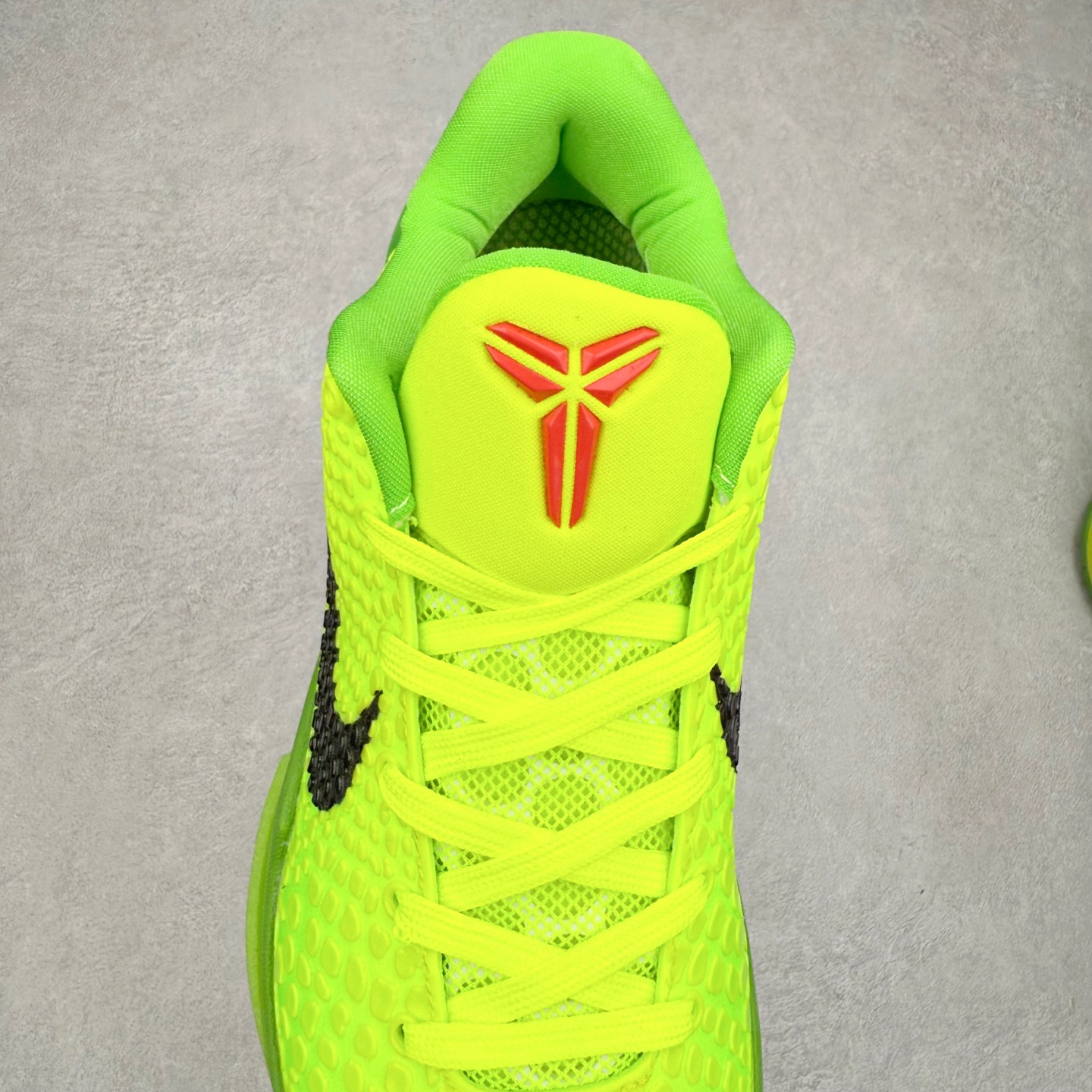 图片[5]-＃福利特价 NK Kobe 6 Protro 科比6代专业实战篮球鞋 采用了复合式的鞋面 内层为透气网面 中层加载Fly wire科技 而外层则用聚氨酯岛状结构塑造出非常逼真的蛇麟纹路 多层的鞋面结构带来了更好的透气性和更有针对性的保护 加入了双层记忆海绵鞋垫 可根据球员脚形自动调节以提高合脚度 使脚感更加柔软舒适 赋予球员非一般的球场舒适感受 实拍调校N版已经零色差零失真 百分百还原实物色彩所见即所得 不存在货不对板色差等低级问题 选购参考实物拍摄 不混卖不参货 只用心做好货严格选品 承诺混一赔十 尺码：36 36.5 37.5 38 38.5 39 40 40.5 41 42 42.5 43 44 44.5 45 46-选品中心