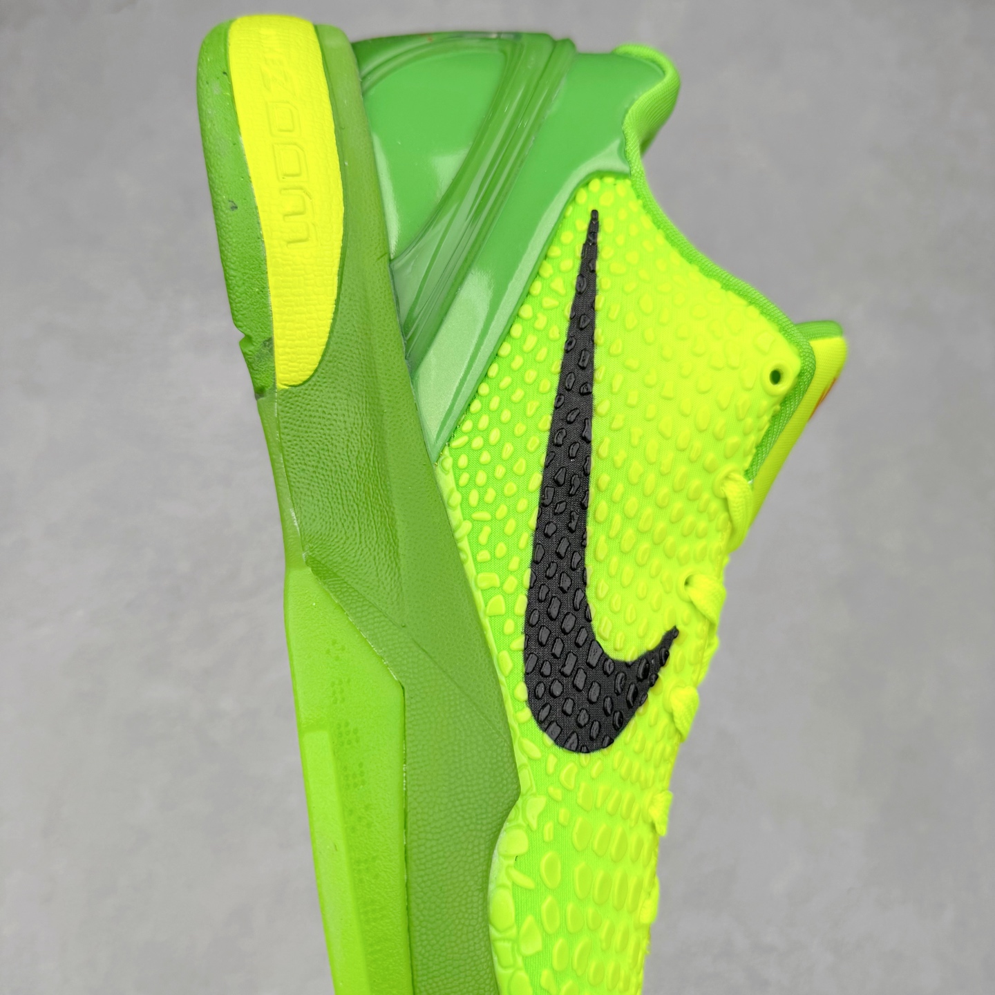 图片[6]-＃福利特价 NK Kobe 6 Protro 科比6代专业实战篮球鞋 采用了复合式的鞋面 内层为透气网面 中层加载Fly wire科技 而外层则用聚氨酯岛状结构塑造出非常逼真的蛇麟纹路 多层的鞋面结构带来了更好的透气性和更有针对性的保护 加入了双层记忆海绵鞋垫 可根据球员脚形自动调节以提高合脚度 使脚感更加柔软舒适 赋予球员非一般的球场舒适感受 实拍调校N版已经零色差零失真 百分百还原实物色彩所见即所得 不存在货不对板色差等低级问题 选购参考实物拍摄 不混卖不参货 只用心做好货严格选品 承诺混一赔十 尺码：36 36.5 37.5 38 38.5 39 40 40.5 41 42 42.5 43 44 44.5 45 46-选品中心