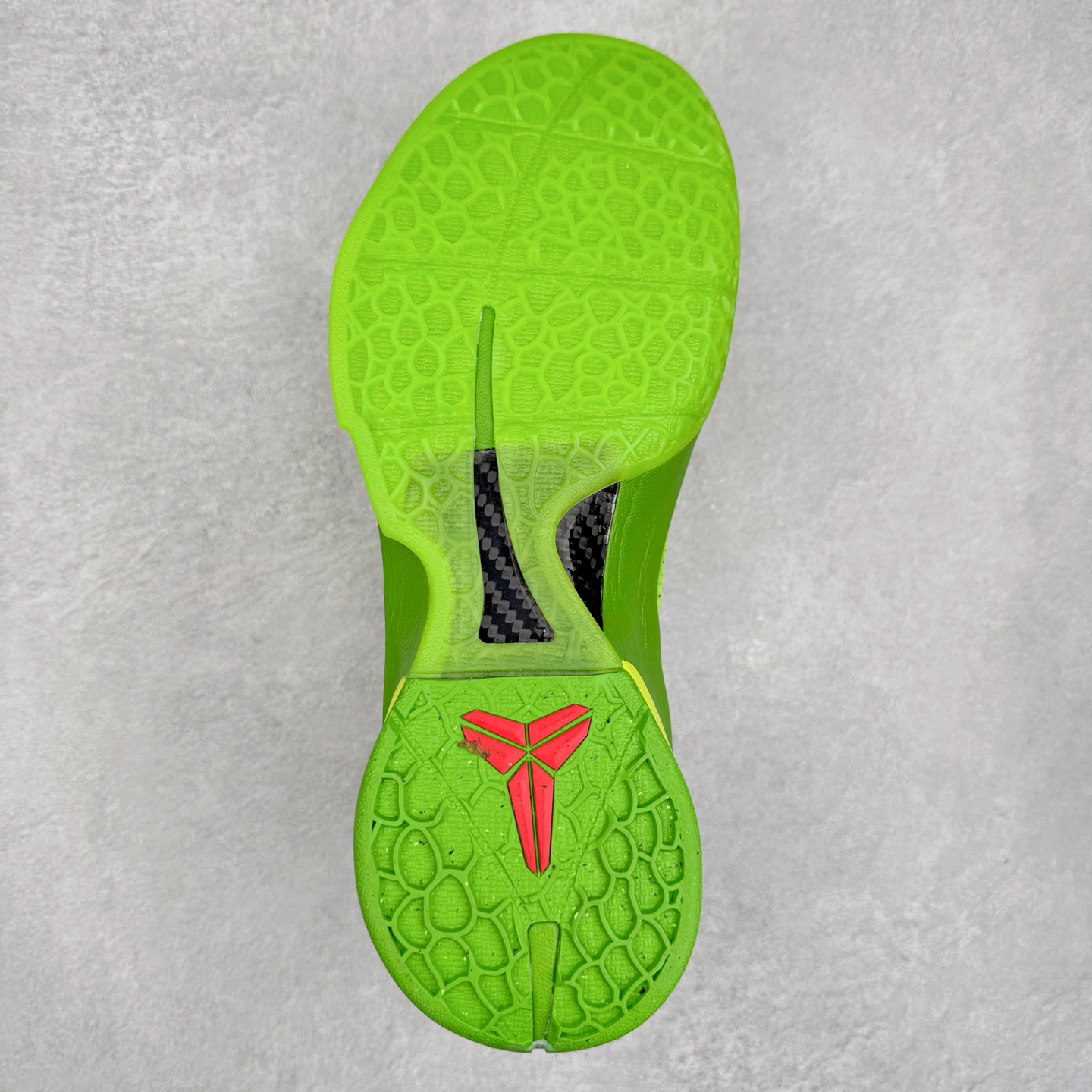 图片[9]-＃福利特价 NK Kobe 6 Protro 科比6代专业实战篮球鞋 采用了复合式的鞋面 内层为透气网面 中层加载Fly wire科技 而外层则用聚氨酯岛状结构塑造出非常逼真的蛇麟纹路 多层的鞋面结构带来了更好的透气性和更有针对性的保护 加入了双层记忆海绵鞋垫 可根据球员脚形自动调节以提高合脚度 使脚感更加柔软舒适 赋予球员非一般的球场舒适感受 实拍调校N版已经零色差零失真 百分百还原实物色彩所见即所得 不存在货不对板色差等低级问题 选购参考实物拍摄 不混卖不参货 只用心做好货严格选品 承诺混一赔十 尺码：36 36.5 37.5 38 38.5 39 40 40.5 41 42 42.5 43 44 44.5 45 46-选品中心