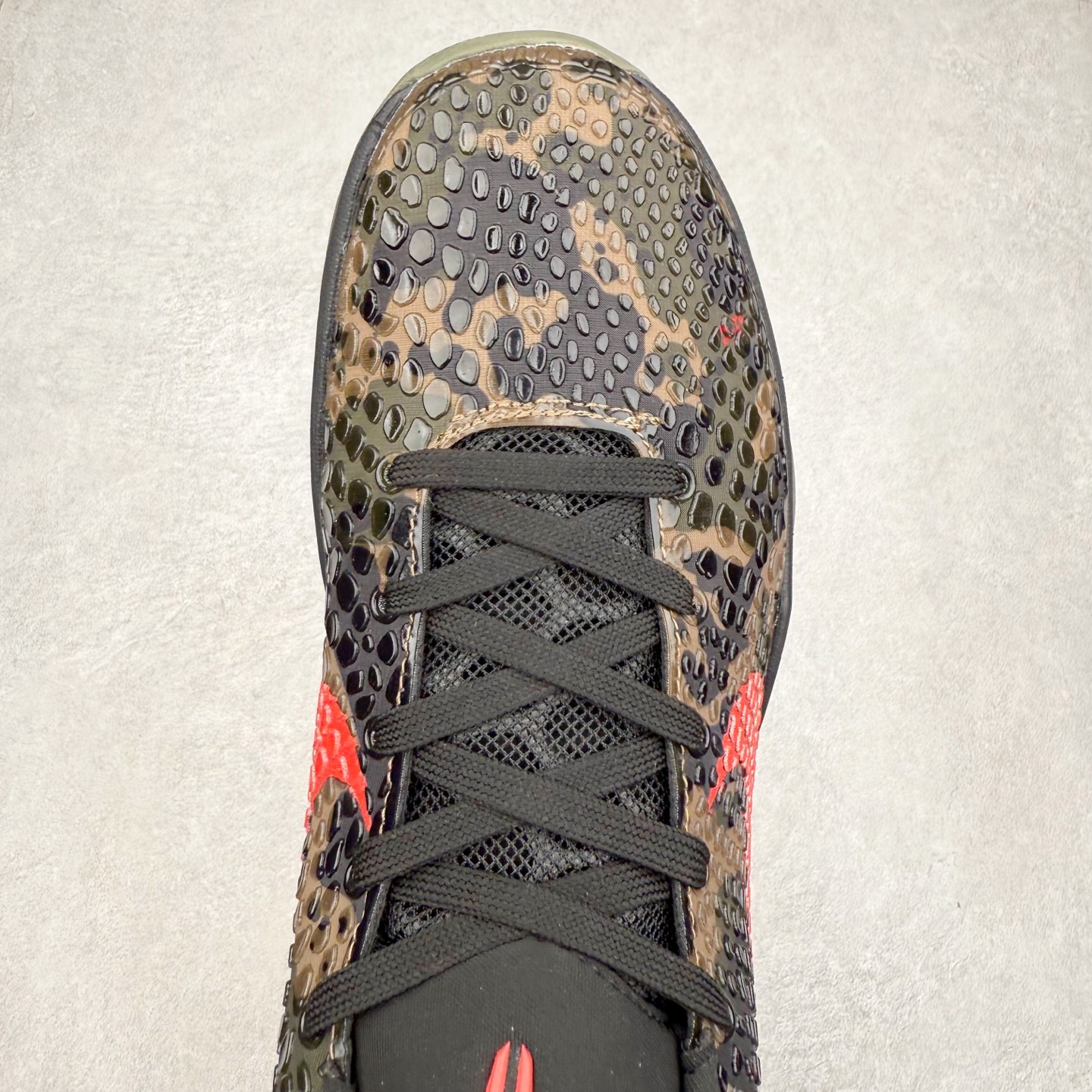 图片[4]-＃福利特价 NK Kobe 6 Protro 科比6代专业实战篮球鞋 采用了复合式的鞋面 内层为透气网面 中层加载Fly wire科技 而外层则用聚氨酯岛状结构塑造出非常逼真的蛇麟纹路 多层的鞋面结构带来了更好的透气性和更有针对性的保护 加入了双层记忆海绵鞋垫 可根据球员脚形自动调节以提高合脚度 使脚感更加柔软舒适 赋予球员非一般的球场舒适感受 实拍调校N版已经零色差零失真 百分百还原实物色彩所见即所得 不存在货不对板色差等低级问题 选购参考实物拍摄 不混卖不参货 只用心做好货严格选品 承诺混一赔十 尺码：36 36.5 37.5 38 38.5 39 40 40.5 41 42 42.5 43 44 44.5 45 46-选品中心