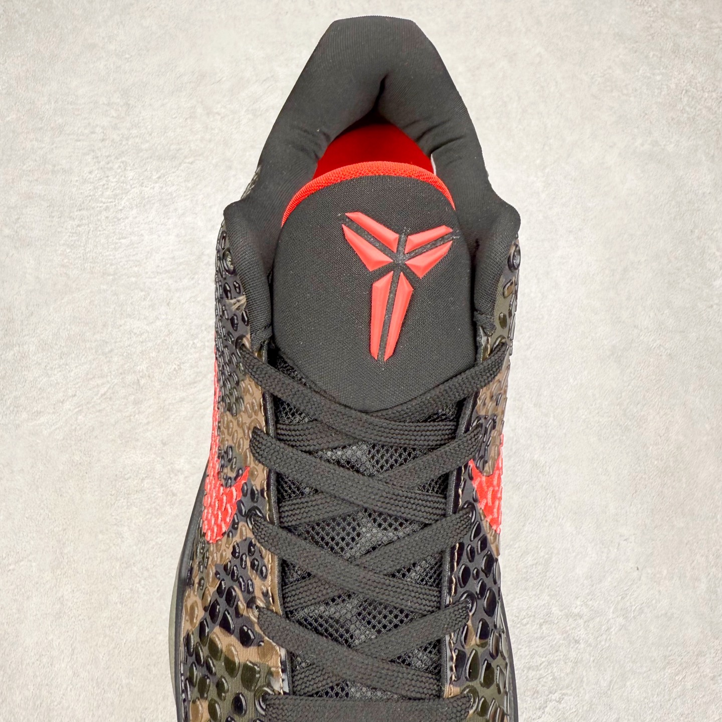 图片[5]-＃福利特价 NK Kobe 6 Protro 科比6代专业实战篮球鞋 采用了复合式的鞋面 内层为透气网面 中层加载Fly wire科技 而外层则用聚氨酯岛状结构塑造出非常逼真的蛇麟纹路 多层的鞋面结构带来了更好的透气性和更有针对性的保护 加入了双层记忆海绵鞋垫 可根据球员脚形自动调节以提高合脚度 使脚感更加柔软舒适 赋予球员非一般的球场舒适感受 实拍调校N版已经零色差零失真 百分百还原实物色彩所见即所得 不存在货不对板色差等低级问题 选购参考实物拍摄 不混卖不参货 只用心做好货严格选品 承诺混一赔十 尺码：36 36.5 37.5 38 38.5 39 40 40.5 41 42 42.5 43 44 44.5 45 46-选品中心