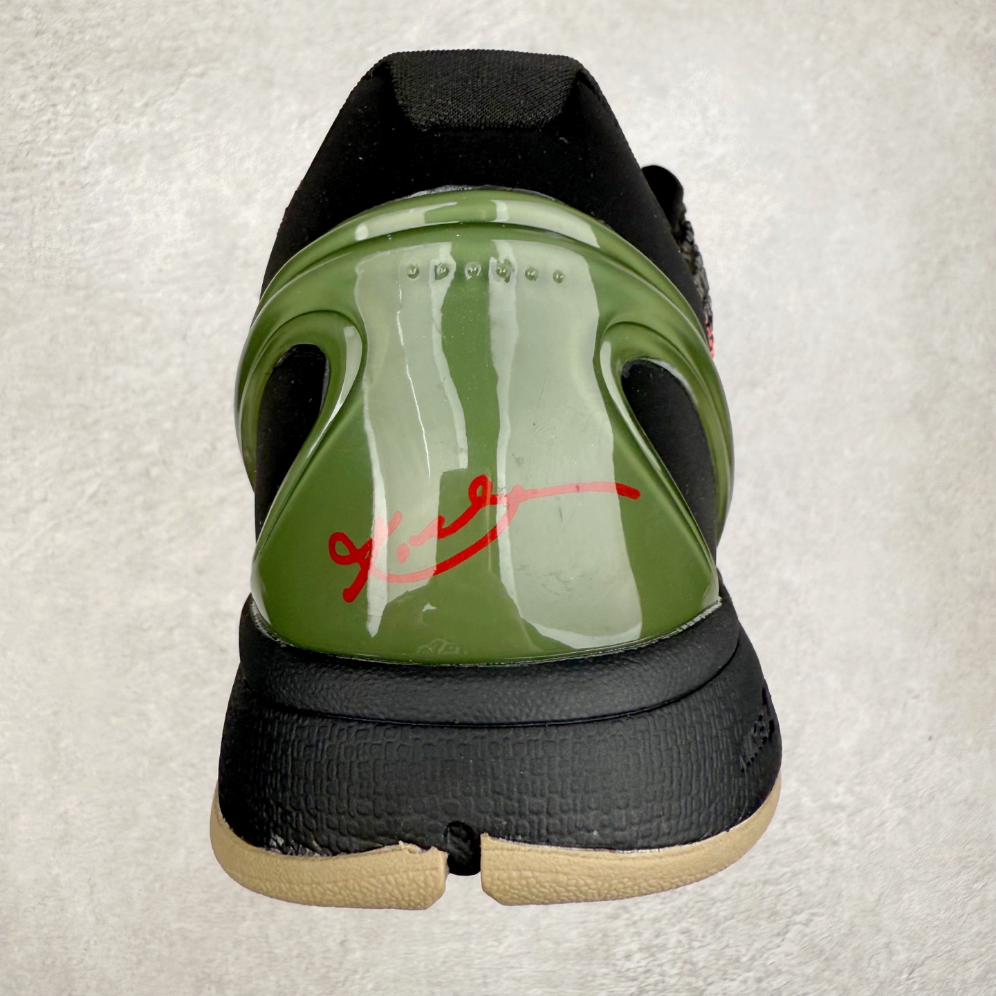 图片[8]-＃福利特价 NK Kobe 6 Protro 科比6代专业实战篮球鞋 采用了复合式的鞋面 内层为透气网面 中层加载Fly wire科技 而外层则用聚氨酯岛状结构塑造出非常逼真的蛇麟纹路 多层的鞋面结构带来了更好的透气性和更有针对性的保护 加入了双层记忆海绵鞋垫 可根据球员脚形自动调节以提高合脚度 使脚感更加柔软舒适 赋予球员非一般的球场舒适感受 实拍调校N版已经零色差零失真 百分百还原实物色彩所见即所得 不存在货不对板色差等低级问题 选购参考实物拍摄 不混卖不参货 只用心做好货严格选品 承诺混一赔十 尺码：36 36.5 37.5 38 38.5 39 40 40.5 41 42 42.5 43 44 44.5 45 46-选品中心