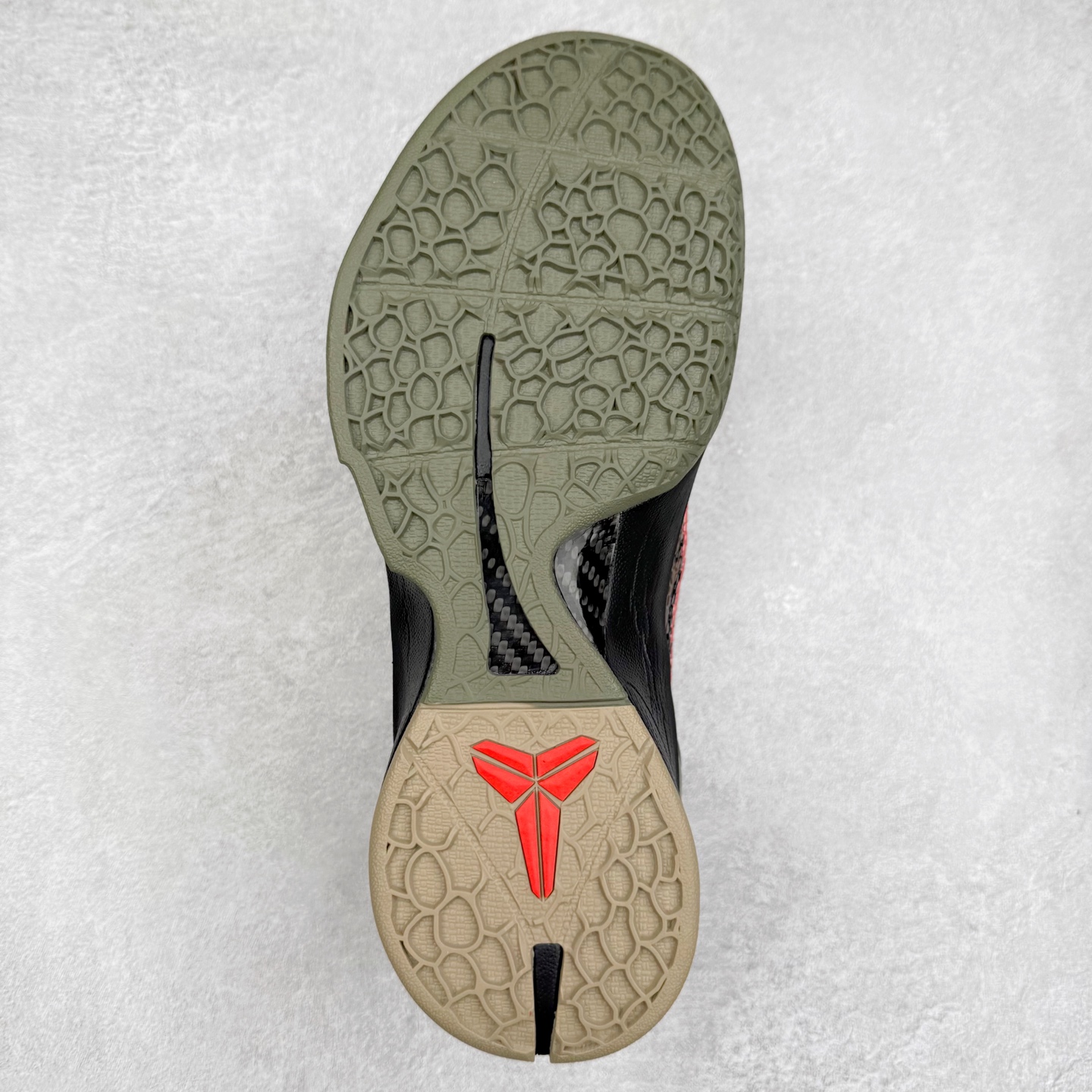 图片[9]-＃福利特价 NK Kobe 6 Protro 科比6代专业实战篮球鞋 采用了复合式的鞋面 内层为透气网面 中层加载Fly wire科技 而外层则用聚氨酯岛状结构塑造出非常逼真的蛇麟纹路 多层的鞋面结构带来了更好的透气性和更有针对性的保护 加入了双层记忆海绵鞋垫 可根据球员脚形自动调节以提高合脚度 使脚感更加柔软舒适 赋予球员非一般的球场舒适感受 实拍调校N版已经零色差零失真 百分百还原实物色彩所见即所得 不存在货不对板色差等低级问题 选购参考实物拍摄 不混卖不参货 只用心做好货严格选品 承诺混一赔十 尺码：36 36.5 37.5 38 38.5 39 40 40.5 41 42 42.5 43 44 44.5 45 46-选品中心