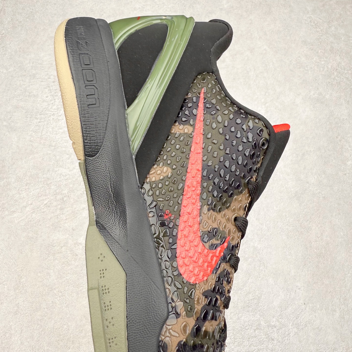 图片[6]-＃福利特价 NK Kobe 6 Protro 科比6代专业实战篮球鞋 采用了复合式的鞋面 内层为透气网面 中层加载Fly wire科技 而外层则用聚氨酯岛状结构塑造出非常逼真的蛇麟纹路 多层的鞋面结构带来了更好的透气性和更有针对性的保护 加入了双层记忆海绵鞋垫 可根据球员脚形自动调节以提高合脚度 使脚感更加柔软舒适 赋予球员非一般的球场舒适感受 实拍调校N版已经零色差零失真 百分百还原实物色彩所见即所得 不存在货不对板色差等低级问题 选购参考实物拍摄 不混卖不参货 只用心做好货严格选品 承诺混一赔十 尺码：36 36.5 37.5 38 38.5 39 40 40.5 41 42 42.5 43 44 44.5 45 46-选品中心