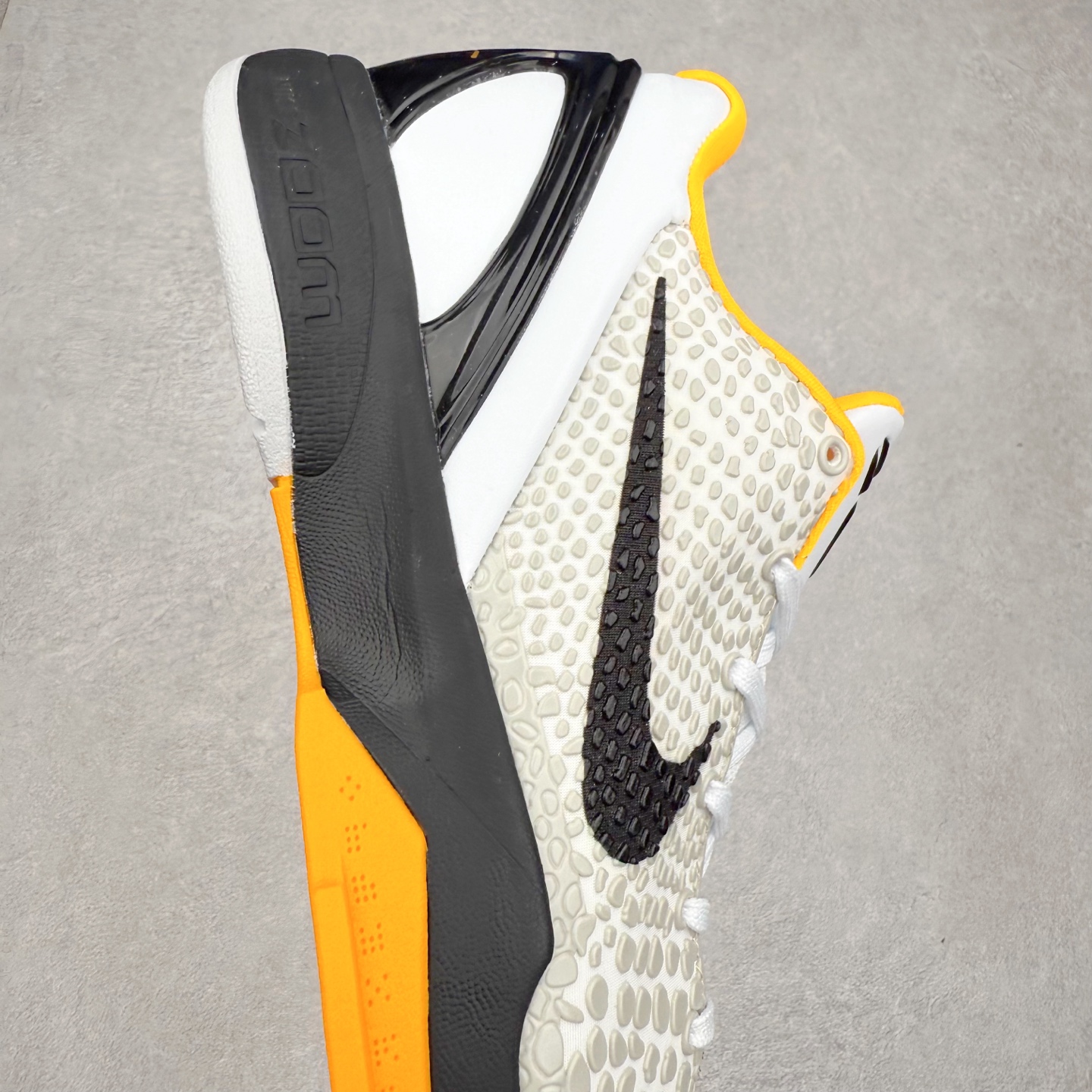 图片[6]-＃福利特价 NK Kobe 6 Protro 科比6代专业实战篮球鞋 采用了复合式的鞋面 内层为透气网面 中层加载Fly wire科技 而外层则用聚氨酯岛状结构塑造出非常逼真的蛇麟纹路 多层的鞋面结构带来了更好的透气性和更有针对性的保护 加入了双层记忆海绵鞋垫 可根据球员脚形自动调节以提高合脚度 使脚感更加柔软舒适 赋予球员非一般的球场舒适感受 实拍调校N版已经零色差零失真 百分百还原实物色彩所见即所得 不存在货不对板色差等低级问题 选购参考实物拍摄 不混卖不参货 只用心做好货严格选品 承诺混一赔十 尺码：36 36.5 37.5 38 38.5 39 40 40.5 41 42 42.5 43 44 44.5 45 46-选品中心