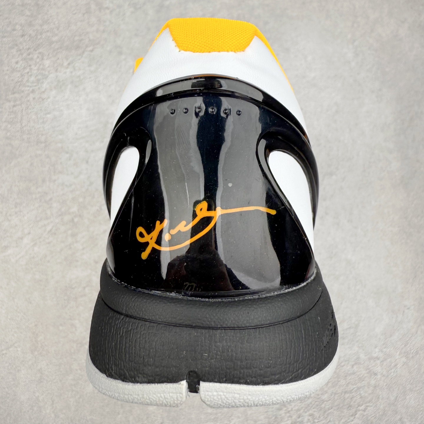 图片[8]-＃福利特价 NK Kobe 6 Protro 科比6代专业实战篮球鞋 采用了复合式的鞋面 内层为透气网面 中层加载Fly wire科技 而外层则用聚氨酯岛状结构塑造出非常逼真的蛇麟纹路 多层的鞋面结构带来了更好的透气性和更有针对性的保护 加入了双层记忆海绵鞋垫 可根据球员脚形自动调节以提高合脚度 使脚感更加柔软舒适 赋予球员非一般的球场舒适感受 实拍调校N版已经零色差零失真 百分百还原实物色彩所见即所得 不存在货不对板色差等低级问题 选购参考实物拍摄 不混卖不参货 只用心做好货严格选品 承诺混一赔十 尺码：36 36.5 37.5 38 38.5 39 40 40.5 41 42 42.5 43 44 44.5 45 46-选品中心