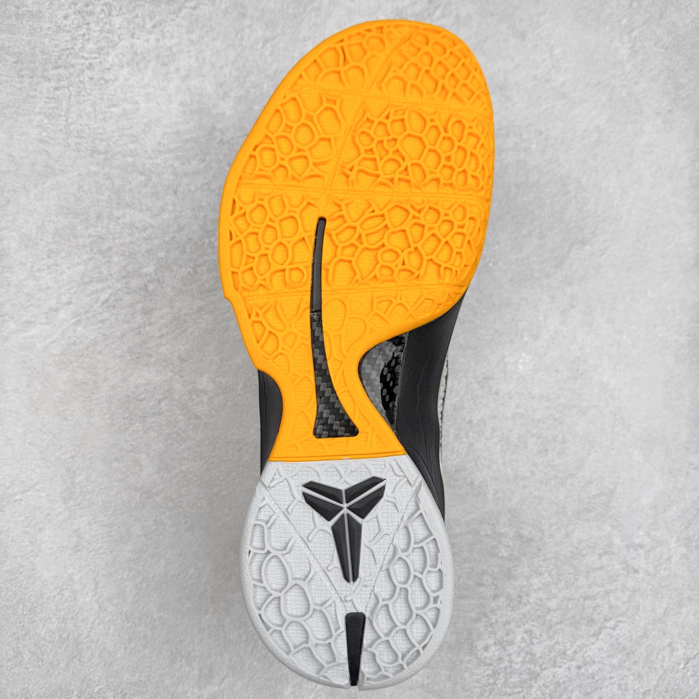 图片[9]-＃福利特价 NK Kobe 6 Protro 科比6代专业实战篮球鞋 采用了复合式的鞋面 内层为透气网面 中层加载Fly wire科技 而外层则用聚氨酯岛状结构塑造出非常逼真的蛇麟纹路 多层的鞋面结构带来了更好的透气性和更有针对性的保护 加入了双层记忆海绵鞋垫 可根据球员脚形自动调节以提高合脚度 使脚感更加柔软舒适 赋予球员非一般的球场舒适感受 实拍调校N版已经零色差零失真 百分百还原实物色彩所见即所得 不存在货不对板色差等低级问题 选购参考实物拍摄 不混卖不参货 只用心做好货严格选品 承诺混一赔十 尺码：36 36.5 37.5 38 38.5 39 40 40.5 41 42 42.5 43 44 44.5 45 46-选品中心