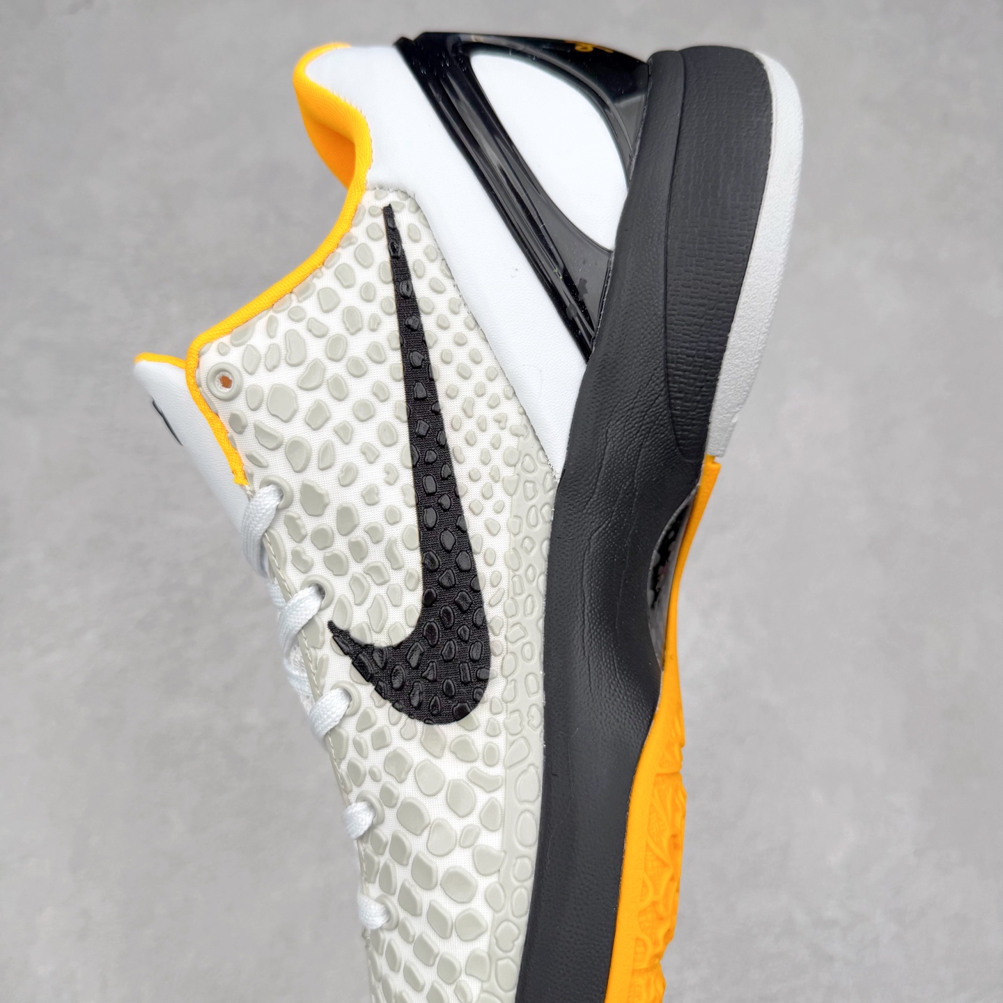 图片[7]-＃福利特价 NK Kobe 6 Protro 科比6代专业实战篮球鞋 采用了复合式的鞋面 内层为透气网面 中层加载Fly wire科技 而外层则用聚氨酯岛状结构塑造出非常逼真的蛇麟纹路 多层的鞋面结构带来了更好的透气性和更有针对性的保护 加入了双层记忆海绵鞋垫 可根据球员脚形自动调节以提高合脚度 使脚感更加柔软舒适 赋予球员非一般的球场舒适感受 实拍调校N版已经零色差零失真 百分百还原实物色彩所见即所得 不存在货不对板色差等低级问题 选购参考实物拍摄 不混卖不参货 只用心做好货严格选品 承诺混一赔十 尺码：36 36.5 37.5 38 38.5 39 40 40.5 41 42 42.5 43 44 44.5 45 46-选品中心