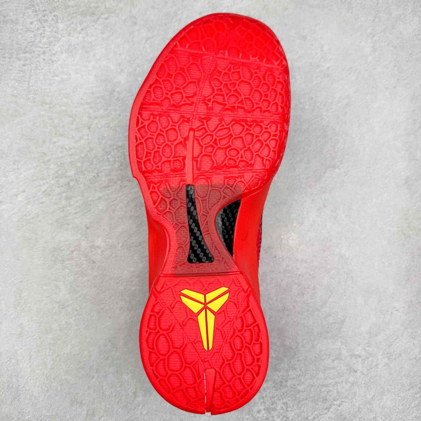 图片[9]-＃福利特价 NK Kobe 6 Protro 科比6代专业实战篮球鞋 采用了复合式的鞋面 内层为透气网面 中层加载Fly wire科技 而外层则用聚氨酯岛状结构塑造出非常逼真的蛇麟纹路 多层的鞋面结构带来了更好的透气性和更有针对性的保护 加入了双层记忆海绵鞋垫 可根据球员脚形自动调节以提高合脚度 使脚感更加柔软舒适 赋予球员非一般的球场舒适感受 实拍调校N版已经零色差零失真 百分百还原实物色彩所见即所得 不存在货不对板色差等低级问题 选购参考实物拍摄 不混卖不参货 只用心做好货严格选品 承诺混一赔十 尺码：36 36.5 37.5 38 38.5 39 40 40.5 41 42 42.5 43 44 44.5 45 46-选品中心