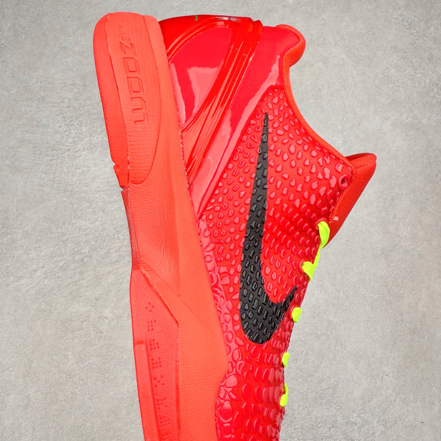 图片[6]-＃福利特价 NK Kobe 6 Protro 科比6代专业实战篮球鞋 采用了复合式的鞋面 内层为透气网面 中层加载Fly wire科技 而外层则用聚氨酯岛状结构塑造出非常逼真的蛇麟纹路 多层的鞋面结构带来了更好的透气性和更有针对性的保护 加入了双层记忆海绵鞋垫 可根据球员脚形自动调节以提高合脚度 使脚感更加柔软舒适 赋予球员非一般的球场舒适感受 实拍调校N版已经零色差零失真 百分百还原实物色彩所见即所得 不存在货不对板色差等低级问题 选购参考实物拍摄 不混卖不参货 只用心做好货严格选品 承诺混一赔十 尺码：36 36.5 37.5 38 38.5 39 40 40.5 41 42 42.5 43 44 44.5 45 46-选品中心