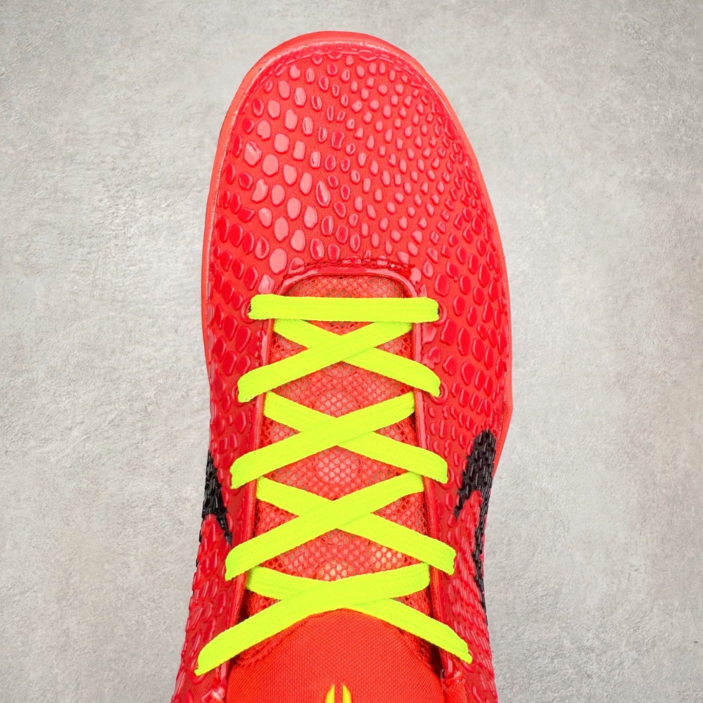 图片[4]-＃福利特价 NK Kobe 6 Protro 科比6代专业实战篮球鞋 采用了复合式的鞋面 内层为透气网面 中层加载Fly wire科技 而外层则用聚氨酯岛状结构塑造出非常逼真的蛇麟纹路 多层的鞋面结构带来了更好的透气性和更有针对性的保护 加入了双层记忆海绵鞋垫 可根据球员脚形自动调节以提高合脚度 使脚感更加柔软舒适 赋予球员非一般的球场舒适感受 实拍调校N版已经零色差零失真 百分百还原实物色彩所见即所得 不存在货不对板色差等低级问题 选购参考实物拍摄 不混卖不参货 只用心做好货严格选品 承诺混一赔十 尺码：36 36.5 37.5 38 38.5 39 40 40.5 41 42 42.5 43 44 44.5 45 46-选品中心