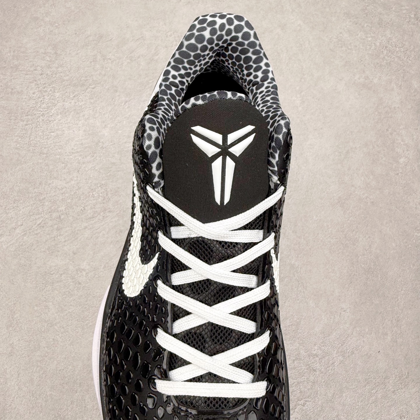 图片[5]-＃福利特价 NK Kobe 6 Protro 科比6代专业实战篮球鞋 采用了复合式的鞋面 内层为透气网面 中层加载Fly wire科技 而外层则用聚氨酯岛状结构塑造出非常逼真的蛇麟纹路 多层的鞋面结构带来了更好的透气性和更有针对性的保护 加入了双层记忆海绵鞋垫 可根据球员脚形自动调节以提高合脚度 使脚感更加柔软舒适 赋予球员非一般的球场舒适感受 实拍调校N版已经零色差零失真 百分百还原实物色彩所见即所得 不存在货不对板色差等低级问题 选购参考实物拍摄 不混卖不参货 只用心做好货严格选品 承诺混一赔十 尺码：36 36.5 37.5 38 38.5 39 40 40.5 41 42 42.5 43 44 44.5 45 46-选品中心