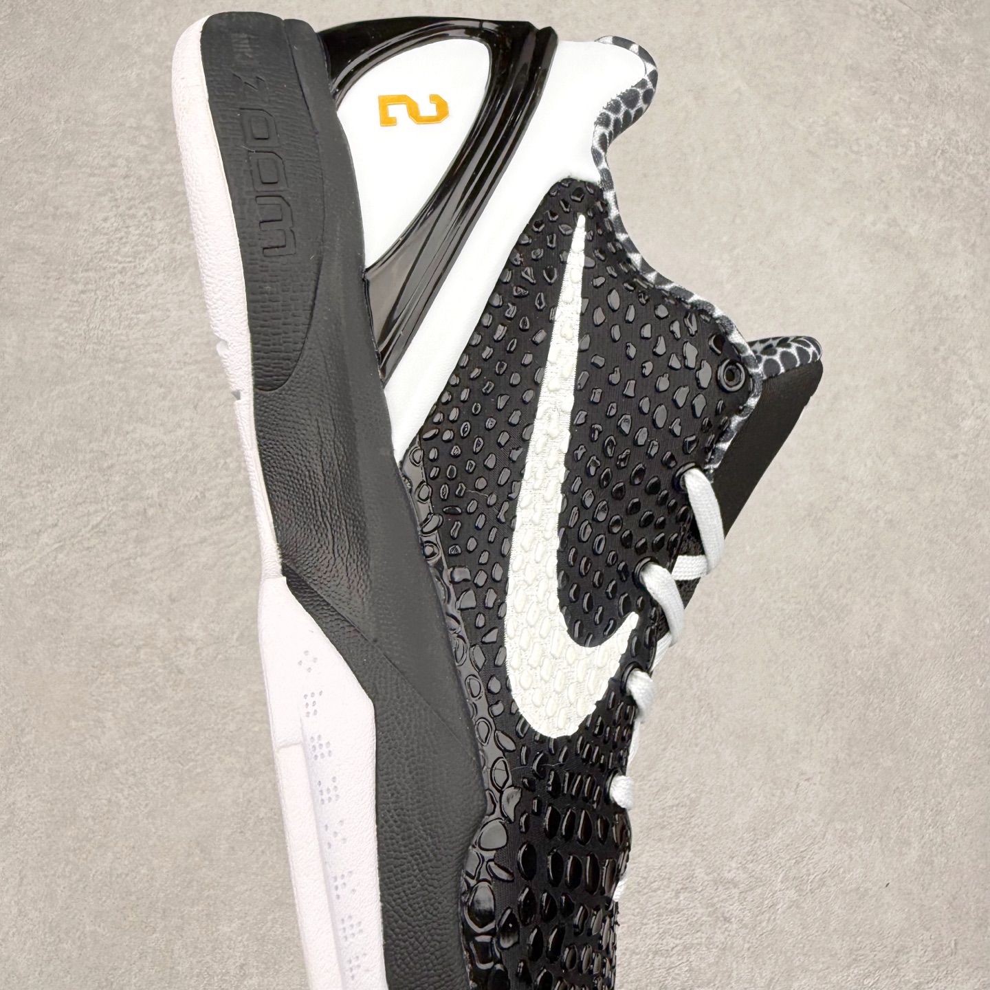 图片[6]-＃福利特价 NK Kobe 6 Protro 科比6代专业实战篮球鞋 采用了复合式的鞋面 内层为透气网面 中层加载Fly wire科技 而外层则用聚氨酯岛状结构塑造出非常逼真的蛇麟纹路 多层的鞋面结构带来了更好的透气性和更有针对性的保护 加入了双层记忆海绵鞋垫 可根据球员脚形自动调节以提高合脚度 使脚感更加柔软舒适 赋予球员非一般的球场舒适感受 实拍调校N版已经零色差零失真 百分百还原实物色彩所见即所得 不存在货不对板色差等低级问题 选购参考实物拍摄 不混卖不参货 只用心做好货严格选品 承诺混一赔十 尺码：36 36.5 37.5 38 38.5 39 40 40.5 41 42 42.5 43 44 44.5 45 46-选品中心