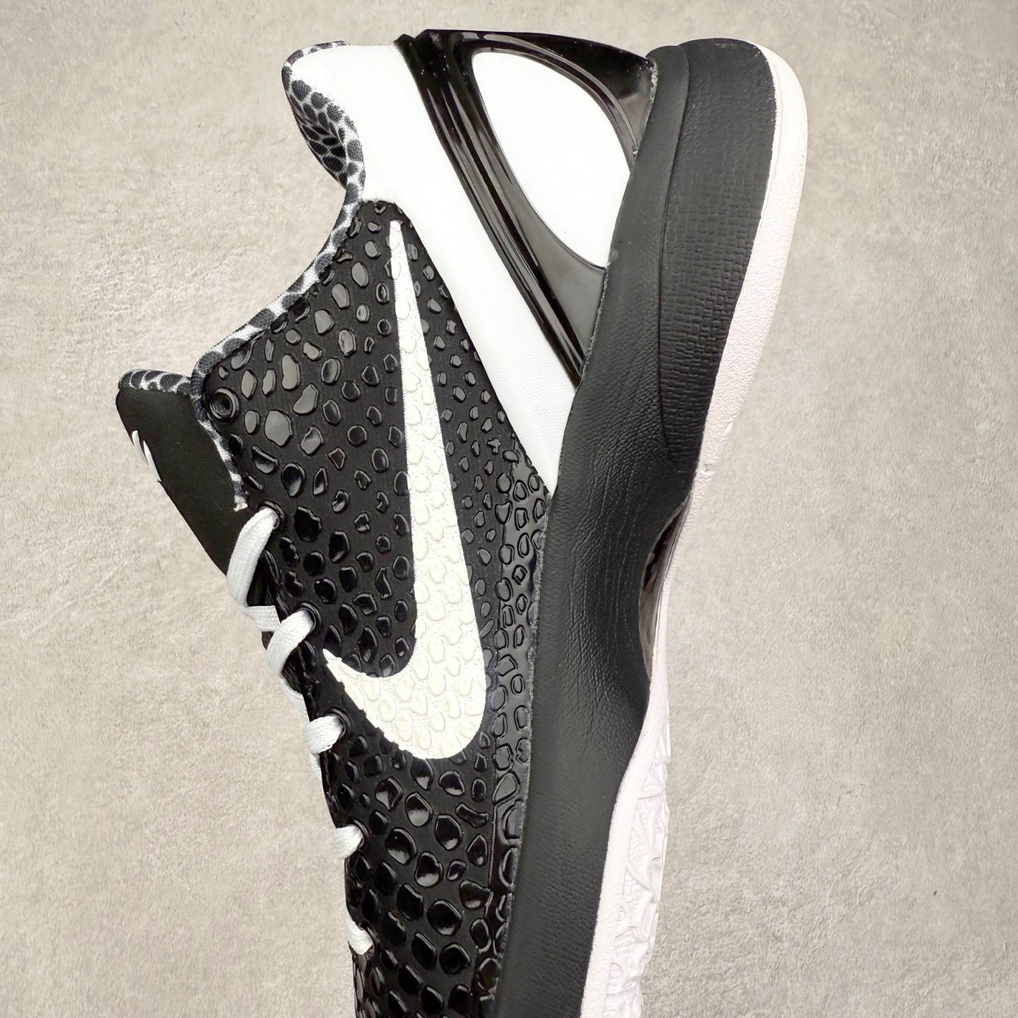 图片[7]-＃福利特价 NK Kobe 6 Protro 科比6代专业实战篮球鞋 采用了复合式的鞋面 内层为透气网面 中层加载Fly wire科技 而外层则用聚氨酯岛状结构塑造出非常逼真的蛇麟纹路 多层的鞋面结构带来了更好的透气性和更有针对性的保护 加入了双层记忆海绵鞋垫 可根据球员脚形自动调节以提高合脚度 使脚感更加柔软舒适 赋予球员非一般的球场舒适感受 实拍调校N版已经零色差零失真 百分百还原实物色彩所见即所得 不存在货不对板色差等低级问题 选购参考实物拍摄 不混卖不参货 只用心做好货严格选品 承诺混一赔十 尺码：36 36.5 37.5 38 38.5 39 40 40.5 41 42 42.5 43 44 44.5 45 46-选品中心