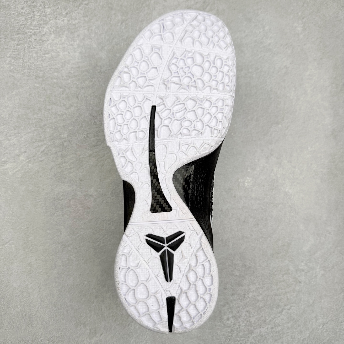 图片[9]-＃福利特价 NK Kobe 6 Protro 科比6代专业实战篮球鞋 采用了复合式的鞋面 内层为透气网面 中层加载Fly wire科技 而外层则用聚氨酯岛状结构塑造出非常逼真的蛇麟纹路 多层的鞋面结构带来了更好的透气性和更有针对性的保护 加入了双层记忆海绵鞋垫 可根据球员脚形自动调节以提高合脚度 使脚感更加柔软舒适 赋予球员非一般的球场舒适感受 实拍调校N版已经零色差零失真 百分百还原实物色彩所见即所得 不存在货不对板色差等低级问题 选购参考实物拍摄 不混卖不参货 只用心做好货严格选品 承诺混一赔十 尺码：36 36.5 37.5 38 38.5 39 40 40.5 41 42 42.5 43 44 44.5 45 46-选品中心