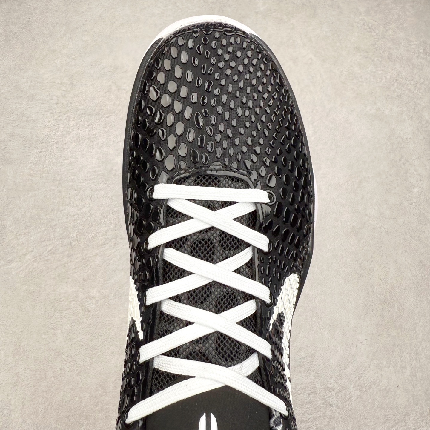 图片[4]-＃福利特价 NK Kobe 6 Protro 科比6代专业实战篮球鞋 采用了复合式的鞋面 内层为透气网面 中层加载Fly wire科技 而外层则用聚氨酯岛状结构塑造出非常逼真的蛇麟纹路 多层的鞋面结构带来了更好的透气性和更有针对性的保护 加入了双层记忆海绵鞋垫 可根据球员脚形自动调节以提高合脚度 使脚感更加柔软舒适 赋予球员非一般的球场舒适感受 实拍调校N版已经零色差零失真 百分百还原实物色彩所见即所得 不存在货不对板色差等低级问题 选购参考实物拍摄 不混卖不参货 只用心做好货严格选品 承诺混一赔十 尺码：36 36.5 37.5 38 38.5 39 40 40.5 41 42 42.5 43 44 44.5 45 46-选品中心