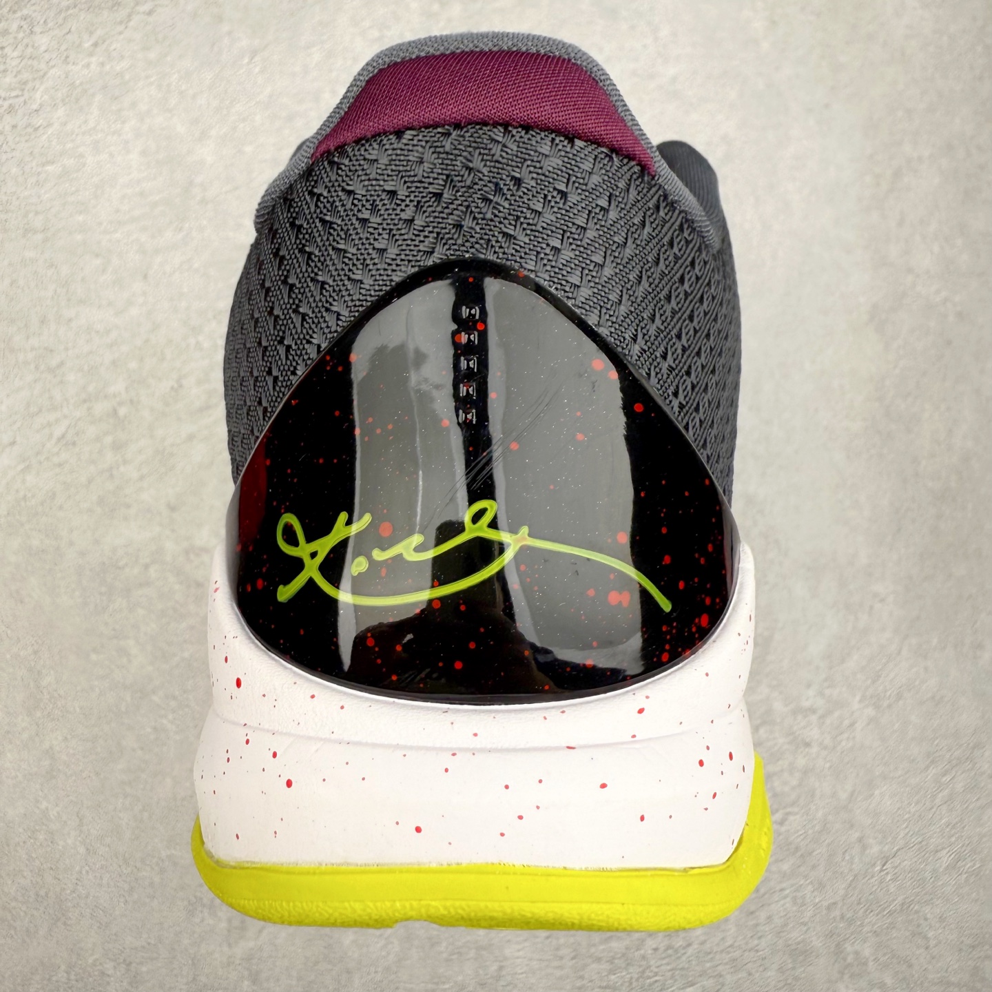 图片[8]-＃福利特价 NK Kobe 5 Protro 科比5代专业实战篮球鞋 采用了复合式的鞋面 内层为透气网面 中层加载Fly wire科技 而外层则用聚氨酯岛状结构塑造出非常逼真的蛇麟纹路 多层的鞋面结构带来了更好的透气性和更有针对性的保护 加入了双层记忆海绵鞋垫 可根据球员脚形自动调节以提高合脚度 使脚感更加柔软舒适 赋予球员非一般的球场舒适感受 实拍调校N版已经零色差零失真 百分百还原实物色彩所见即所得 不存在货不对板色差等低级问题 选购参考实物拍摄 不混卖不参货 只用心做好货严格选品 承诺混一赔十 尺码：36 36.5 37.5 38 38.5 39 40 40.5 41 42 42.5 43 44 44.5 45 46-选品中心