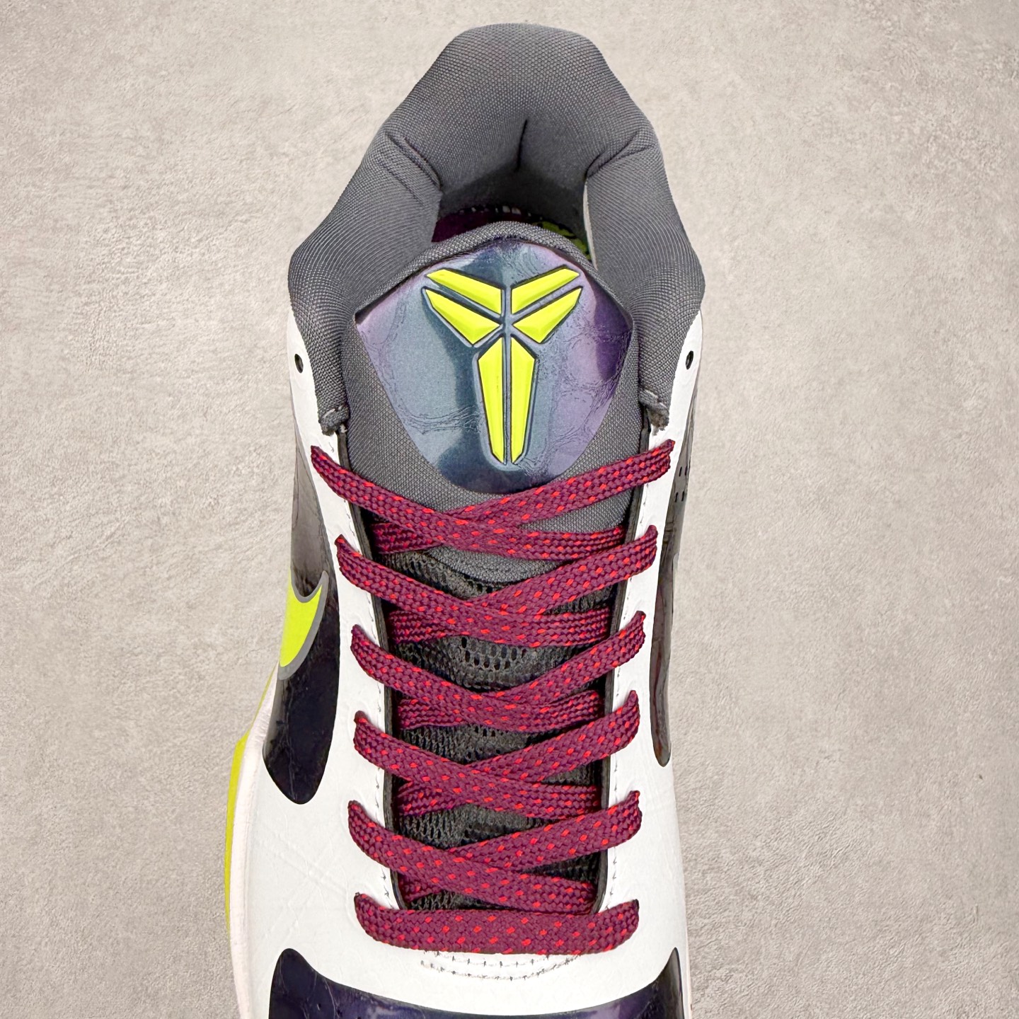 图片[5]-＃福利特价 NK Kobe 5 Protro 科比5代专业实战篮球鞋 采用了复合式的鞋面 内层为透气网面 中层加载Fly wire科技 而外层则用聚氨酯岛状结构塑造出非常逼真的蛇麟纹路 多层的鞋面结构带来了更好的透气性和更有针对性的保护 加入了双层记忆海绵鞋垫 可根据球员脚形自动调节以提高合脚度 使脚感更加柔软舒适 赋予球员非一般的球场舒适感受 实拍调校N版已经零色差零失真 百分百还原实物色彩所见即所得 不存在货不对板色差等低级问题 选购参考实物拍摄 不混卖不参货 只用心做好货严格选品 承诺混一赔十 尺码：36 36.5 37.5 38 38.5 39 40 40.5 41 42 42.5 43 44 44.5 45 46-选品中心