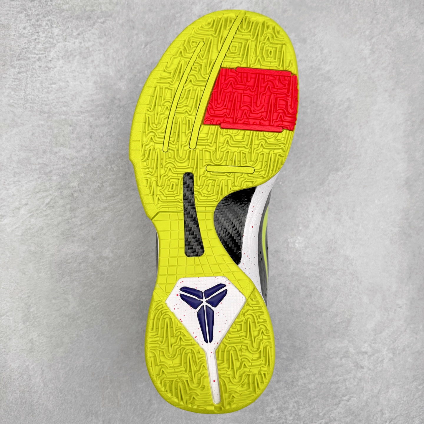 图片[9]-＃福利特价 NK Kobe 5 Protro 科比5代专业实战篮球鞋 采用了复合式的鞋面 内层为透气网面 中层加载Fly wire科技 而外层则用聚氨酯岛状结构塑造出非常逼真的蛇麟纹路 多层的鞋面结构带来了更好的透气性和更有针对性的保护 加入了双层记忆海绵鞋垫 可根据球员脚形自动调节以提高合脚度 使脚感更加柔软舒适 赋予球员非一般的球场舒适感受 实拍调校N版已经零色差零失真 百分百还原实物色彩所见即所得 不存在货不对板色差等低级问题 选购参考实物拍摄 不混卖不参货 只用心做好货严格选品 承诺混一赔十 尺码：36 36.5 37.5 38 38.5 39 40 40.5 41 42 42.5 43 44 44.5 45 46-选品中心