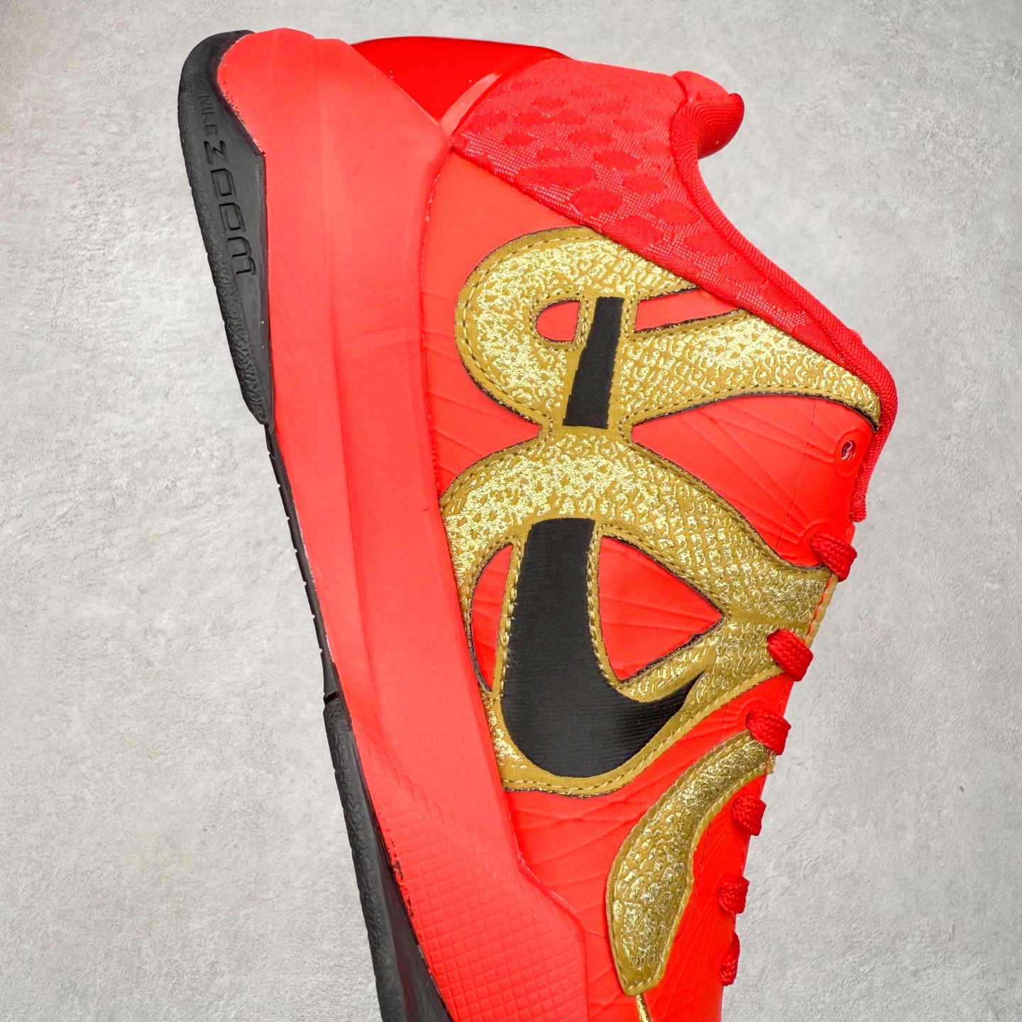 图片[6]-＃福利特价 NK Kobe 5 Protro 科比5代专业实战篮球鞋 采用了复合式的鞋面 内层为透气网面 中层加载Fly wire科技 而外层则用聚氨酯岛状结构塑造出非常逼真的蛇麟纹路 多层的鞋面结构带来了更好的透气性和更有针对性的保护 加入了双层记忆海绵鞋垫 可根据球员脚形自动调节以提高合脚度 使脚感更加柔软舒适 赋予球员非一般的球场舒适感受 实拍调校N版已经零色差零失真 百分百还原实物色彩所见即所得 不存在货不对板色差等低级问题 选购参考实物拍摄 不混卖不参货 只用心做好货严格选品 承诺混一赔十 尺码：36 36.5 37.5 38 38.5 39 40 40.5 41 42 42.5 43 44 44.5 45 46-选品中心