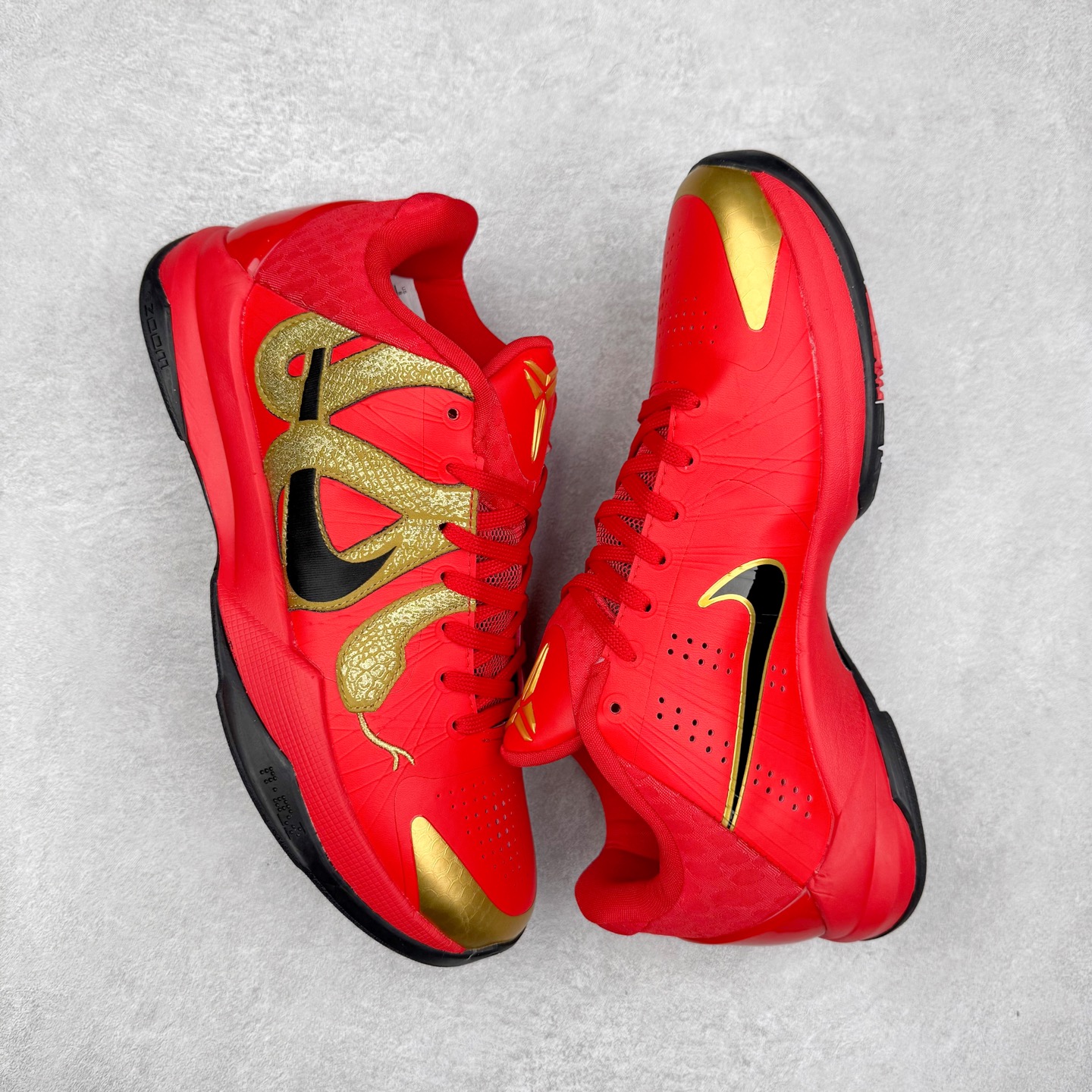 图片[3]-＃福利特价 NK Kobe 5 Protro 科比5代专业实战篮球鞋 采用了复合式的鞋面 内层为透气网面 中层加载Fly wire科技 而外层则用聚氨酯岛状结构塑造出非常逼真的蛇麟纹路 多层的鞋面结构带来了更好的透气性和更有针对性的保护 加入了双层记忆海绵鞋垫 可根据球员脚形自动调节以提高合脚度 使脚感更加柔软舒适 赋予球员非一般的球场舒适感受 实拍调校N版已经零色差零失真 百分百还原实物色彩所见即所得 不存在货不对板色差等低级问题 选购参考实物拍摄 不混卖不参货 只用心做好货严格选品 承诺混一赔十 尺码：36 36.5 37.5 38 38.5 39 40 40.5 41 42 42.5 43 44 44.5 45 46-选品中心