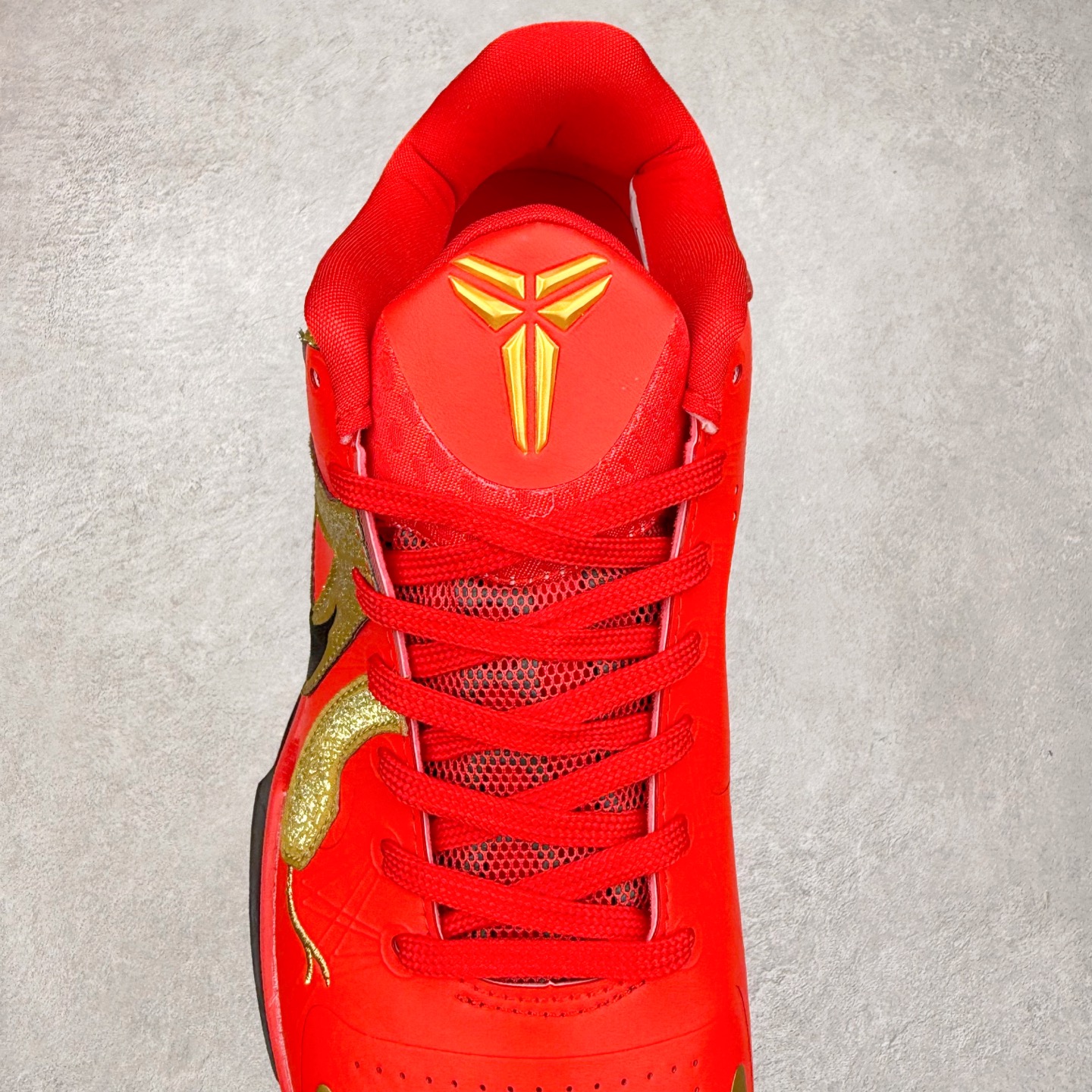 图片[5]-＃福利特价 NK Kobe 5 Protro 科比5代专业实战篮球鞋 采用了复合式的鞋面 内层为透气网面 中层加载Fly wire科技 而外层则用聚氨酯岛状结构塑造出非常逼真的蛇麟纹路 多层的鞋面结构带来了更好的透气性和更有针对性的保护 加入了双层记忆海绵鞋垫 可根据球员脚形自动调节以提高合脚度 使脚感更加柔软舒适 赋予球员非一般的球场舒适感受 实拍调校N版已经零色差零失真 百分百还原实物色彩所见即所得 不存在货不对板色差等低级问题 选购参考实物拍摄 不混卖不参货 只用心做好货严格选品 承诺混一赔十 尺码：36 36.5 37.5 38 38.5 39 40 40.5 41 42 42.5 43 44 44.5 45 46-选品中心