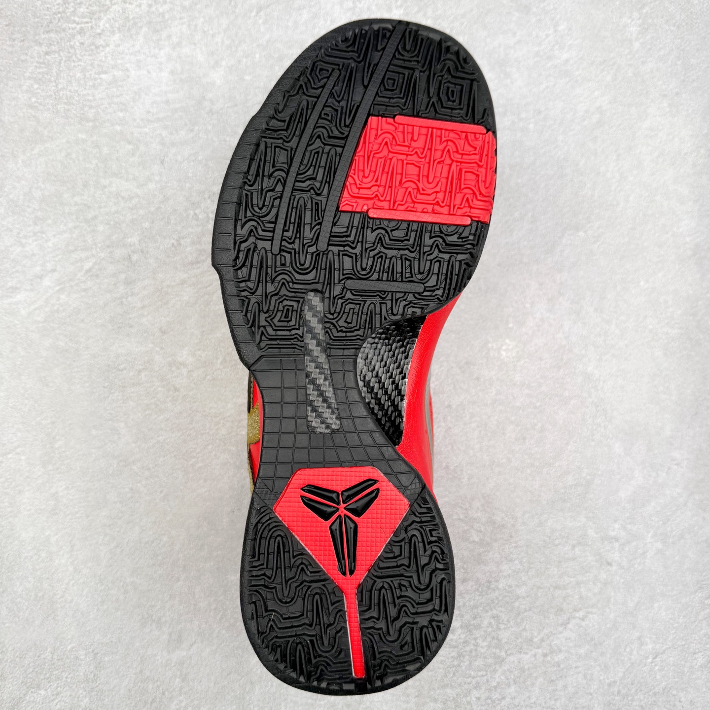 图片[9]-＃福利特价 NK Kobe 5 Protro 科比5代专业实战篮球鞋 采用了复合式的鞋面 内层为透气网面 中层加载Fly wire科技 而外层则用聚氨酯岛状结构塑造出非常逼真的蛇麟纹路 多层的鞋面结构带来了更好的透气性和更有针对性的保护 加入了双层记忆海绵鞋垫 可根据球员脚形自动调节以提高合脚度 使脚感更加柔软舒适 赋予球员非一般的球场舒适感受 实拍调校N版已经零色差零失真 百分百还原实物色彩所见即所得 不存在货不对板色差等低级问题 选购参考实物拍摄 不混卖不参货 只用心做好货严格选品 承诺混一赔十 尺码：36 36.5 37.5 38 38.5 39 40 40.5 41 42 42.5 43 44 44.5 45 46-选品中心