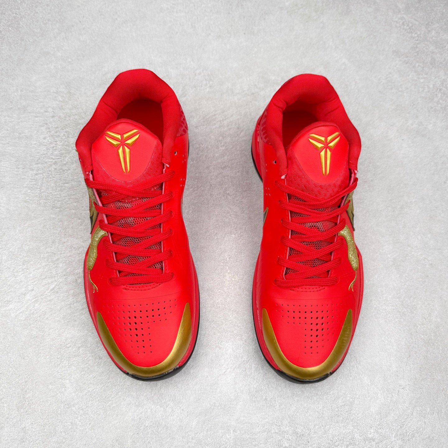 图片[2]-＃福利特价 NK Kobe 5 Protro 科比5代专业实战篮球鞋 采用了复合式的鞋面 内层为透气网面 中层加载Fly wire科技 而外层则用聚氨酯岛状结构塑造出非常逼真的蛇麟纹路 多层的鞋面结构带来了更好的透气性和更有针对性的保护 加入了双层记忆海绵鞋垫 可根据球员脚形自动调节以提高合脚度 使脚感更加柔软舒适 赋予球员非一般的球场舒适感受 实拍调校N版已经零色差零失真 百分百还原实物色彩所见即所得 不存在货不对板色差等低级问题 选购参考实物拍摄 不混卖不参货 只用心做好货严格选品 承诺混一赔十 尺码：36 36.5 37.5 38 38.5 39 40 40.5 41 42 42.5 43 44 44.5 45 46-选品中心