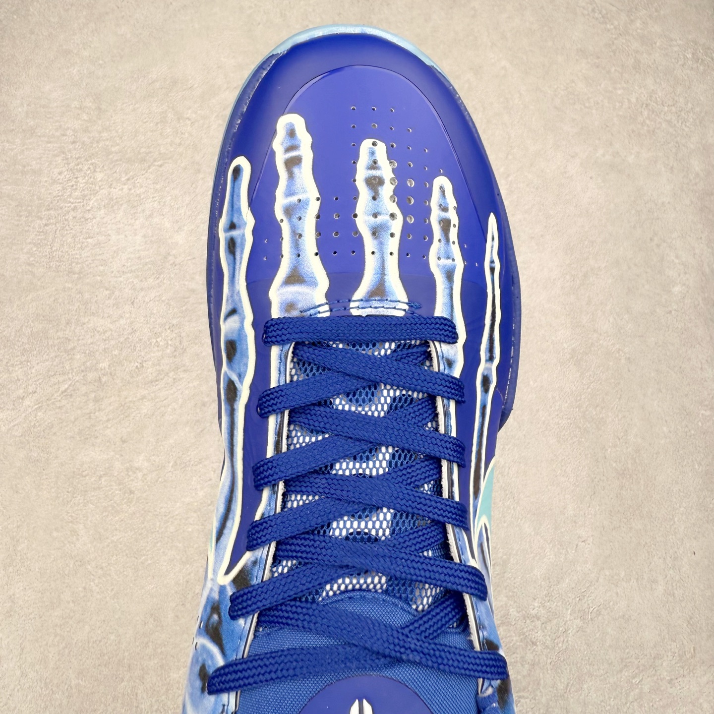 图片[4]-＃福利特价 NK Kobe 5 Protro 科比5代专业实战篮球鞋 采用了复合式的鞋面 内层为透气网面 中层加载Fly wire科技 而外层则用聚氨酯岛状结构塑造出非常逼真的蛇麟纹路 多层的鞋面结构带来了更好的透气性和更有针对性的保护 加入了双层记忆海绵鞋垫 可根据球员脚形自动调节以提高合脚度 使脚感更加柔软舒适 赋予球员非一般的球场舒适感受 实拍调校N版已经零色差零失真 百分百还原实物色彩所见即所得 不存在货不对板色差等低级问题 选购参考实物拍摄 不混卖不参货 只用心做好货严格选品 承诺混一赔十 尺码：36 36.5 37.5 38 38.5 39 40 40.5 41 42 42.5 43 44 44.5 45 46-选品中心