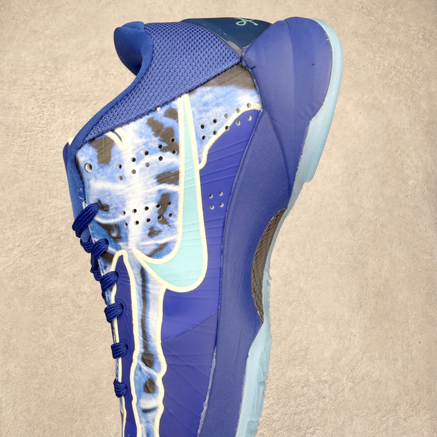 图片[7]-＃福利特价 NK Kobe 5 Protro 科比5代专业实战篮球鞋 采用了复合式的鞋面 内层为透气网面 中层加载Fly wire科技 而外层则用聚氨酯岛状结构塑造出非常逼真的蛇麟纹路 多层的鞋面结构带来了更好的透气性和更有针对性的保护 加入了双层记忆海绵鞋垫 可根据球员脚形自动调节以提高合脚度 使脚感更加柔软舒适 赋予球员非一般的球场舒适感受 实拍调校N版已经零色差零失真 百分百还原实物色彩所见即所得 不存在货不对板色差等低级问题 选购参考实物拍摄 不混卖不参货 只用心做好货严格选品 承诺混一赔十 尺码：36 36.5 37.5 38 38.5 39 40 40.5 41 42 42.5 43 44 44.5 45 46-选品中心