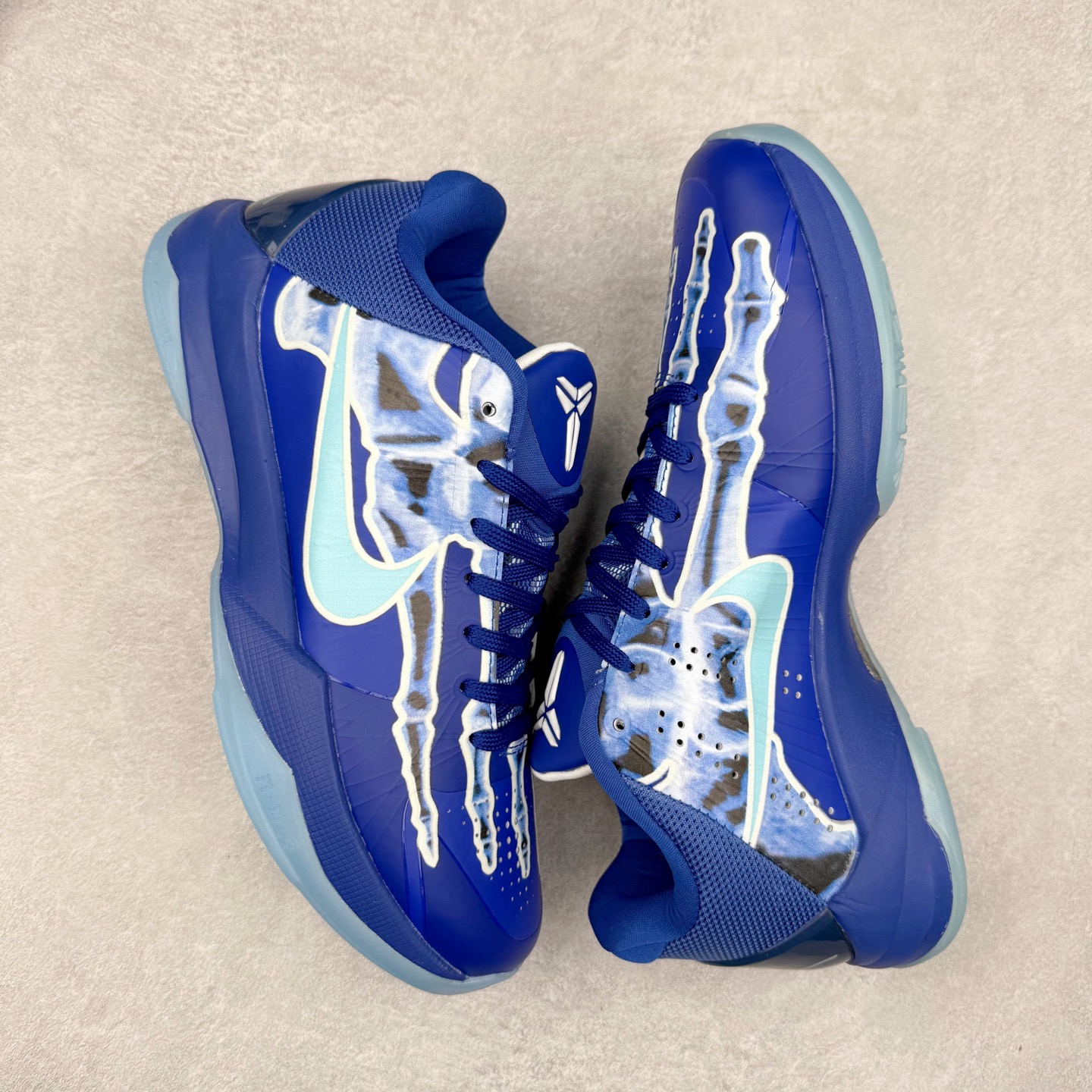 图片[3]-＃福利特价 NK Kobe 5 Protro 科比5代专业实战篮球鞋 采用了复合式的鞋面 内层为透气网面 中层加载Fly wire科技 而外层则用聚氨酯岛状结构塑造出非常逼真的蛇麟纹路 多层的鞋面结构带来了更好的透气性和更有针对性的保护 加入了双层记忆海绵鞋垫 可根据球员脚形自动调节以提高合脚度 使脚感更加柔软舒适 赋予球员非一般的球场舒适感受 实拍调校N版已经零色差零失真 百分百还原实物色彩所见即所得 不存在货不对板色差等低级问题 选购参考实物拍摄 不混卖不参货 只用心做好货严格选品 承诺混一赔十 尺码：36 36.5 37.5 38 38.5 39 40 40.5 41 42 42.5 43 44 44.5 45 46-选品中心