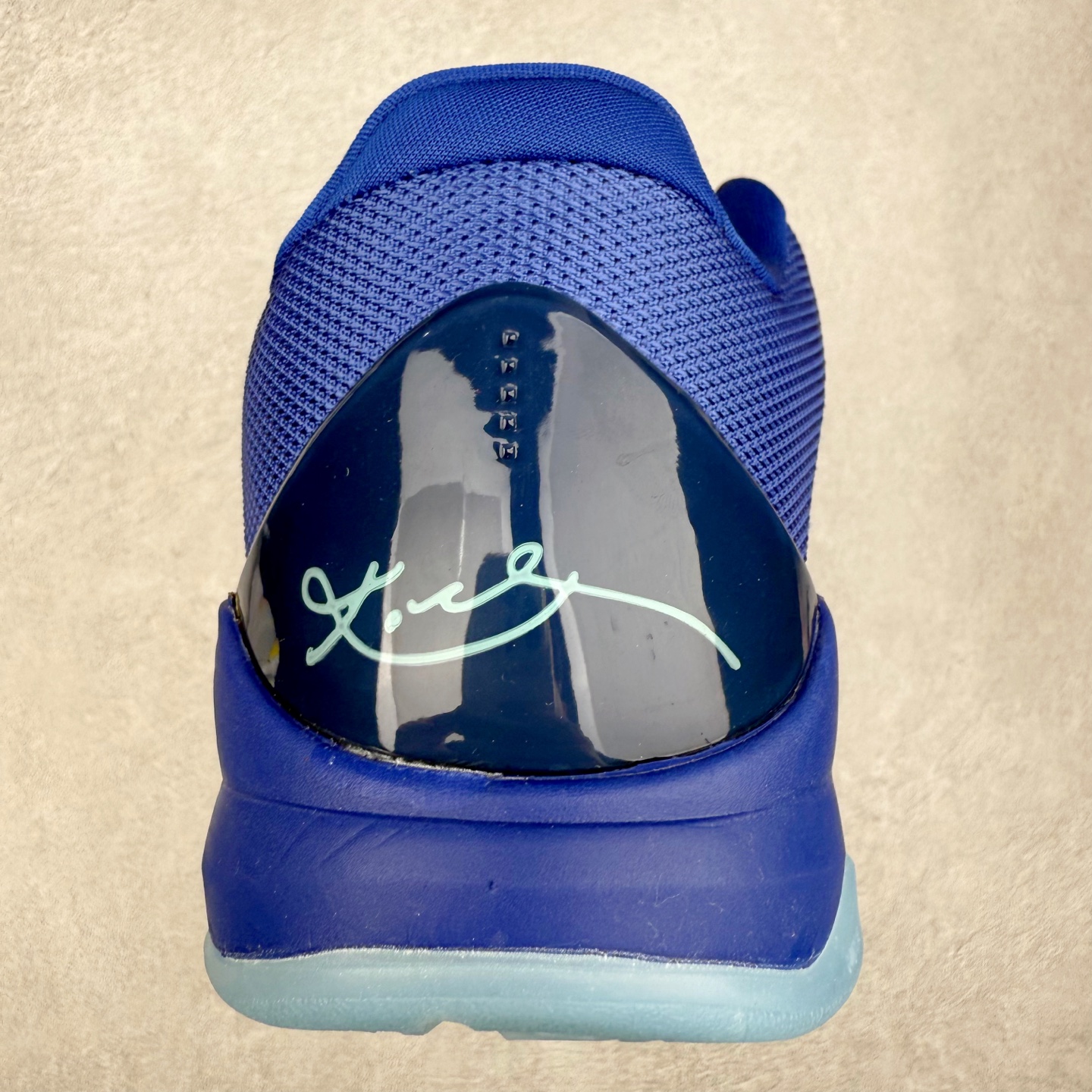 图片[8]-＃福利特价 NK Kobe 5 Protro 科比5代专业实战篮球鞋 采用了复合式的鞋面 内层为透气网面 中层加载Fly wire科技 而外层则用聚氨酯岛状结构塑造出非常逼真的蛇麟纹路 多层的鞋面结构带来了更好的透气性和更有针对性的保护 加入了双层记忆海绵鞋垫 可根据球员脚形自动调节以提高合脚度 使脚感更加柔软舒适 赋予球员非一般的球场舒适感受 实拍调校N版已经零色差零失真 百分百还原实物色彩所见即所得 不存在货不对板色差等低级问题 选购参考实物拍摄 不混卖不参货 只用心做好货严格选品 承诺混一赔十 尺码：36 36.5 37.5 38 38.5 39 40 40.5 41 42 42.5 43 44 44.5 45 46-选品中心