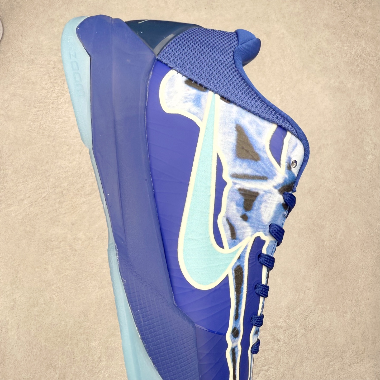 图片[6]-＃福利特价 NK Kobe 5 Protro 科比5代专业实战篮球鞋 采用了复合式的鞋面 内层为透气网面 中层加载Fly wire科技 而外层则用聚氨酯岛状结构塑造出非常逼真的蛇麟纹路 多层的鞋面结构带来了更好的透气性和更有针对性的保护 加入了双层记忆海绵鞋垫 可根据球员脚形自动调节以提高合脚度 使脚感更加柔软舒适 赋予球员非一般的球场舒适感受 实拍调校N版已经零色差零失真 百分百还原实物色彩所见即所得 不存在货不对板色差等低级问题 选购参考实物拍摄 不混卖不参货 只用心做好货严格选品 承诺混一赔十 尺码：36 36.5 37.5 38 38.5 39 40 40.5 41 42 42.5 43 44 44.5 45 46-选品中心