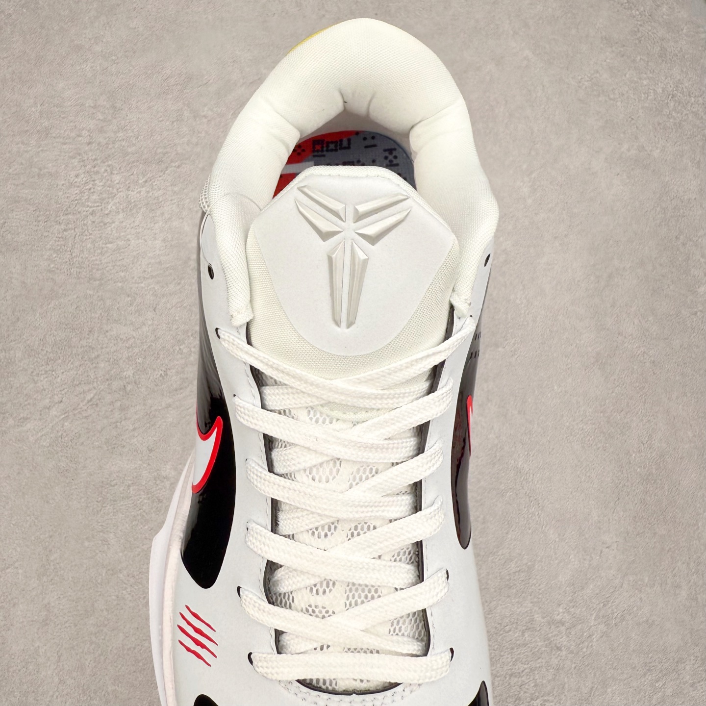 图片[5]-＃福利特价 NK Kobe 5 Protro 科比5代专业实战篮球鞋 采用了复合式的鞋面 内层为透气网面 中层加载Fly wire科技 而外层则用聚氨酯岛状结构塑造出非常逼真的蛇麟纹路 多层的鞋面结构带来了更好的透气性和更有针对性的保护 加入了双层记忆海绵鞋垫 可根据球员脚形自动调节以提高合脚度 使脚感更加柔软舒适 赋予球员非一般的球场舒适感受 实拍调校N版已经零色差零失真 百分百还原实物色彩所见即所得 不存在货不对板色差等低级问题 选购参考实物拍摄 不混卖不参货 只用心做好货严格选品 承诺混一赔十 尺码：36 36.5 37.5 38 38.5 39 40 40.5 41 42 42.5 43 44 44.5 45 46-选品中心