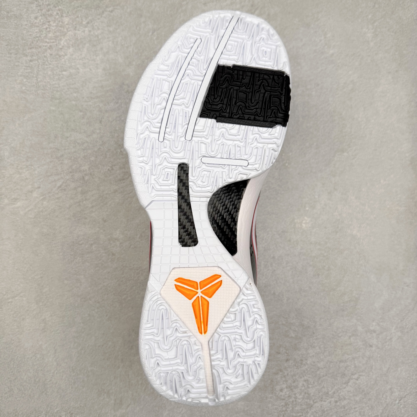 图片[9]-＃福利特价 NK Kobe 5 Protro 科比5代专业实战篮球鞋 采用了复合式的鞋面 内层为透气网面 中层加载Fly wire科技 而外层则用聚氨酯岛状结构塑造出非常逼真的蛇麟纹路 多层的鞋面结构带来了更好的透气性和更有针对性的保护 加入了双层记忆海绵鞋垫 可根据球员脚形自动调节以提高合脚度 使脚感更加柔软舒适 赋予球员非一般的球场舒适感受 实拍调校N版已经零色差零失真 百分百还原实物色彩所见即所得 不存在货不对板色差等低级问题 选购参考实物拍摄 不混卖不参货 只用心做好货严格选品 承诺混一赔十 尺码：36 36.5 37.5 38 38.5 39 40 40.5 41 42 42.5 43 44 44.5 45 46-选品中心