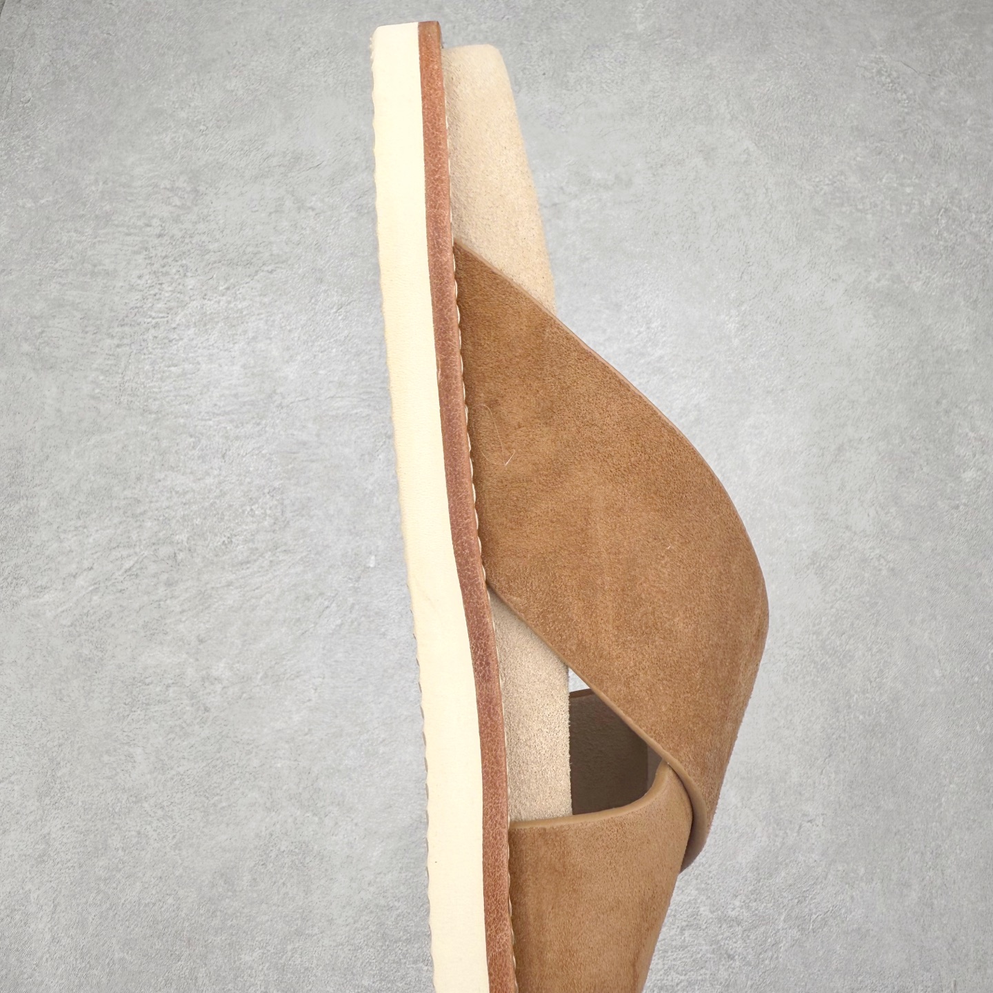 图片[6]-＃GD广顶 Brunello Cucinelli 绒面革 圆头露趾 防滑一字拖鞋 米色 Brunello Cucinelli是来自意大利的世界顶级奢侈品牌，被誉为低调奢华的“山羊绒之王”和“服装界真正的奢侈品”。很多人都知道羊绒Cashmere顶级、昂贵，一穿就脱不下来，还很容易和其他衣服相互搭配，但是，再也没有比Brunello Cucinelli 这个品牌更懂得把顶级的羊绒面料设计出一种“低调的奢华”的风格。尺码：35 36 37 38 39 40 41 42 43 44 45-选品中心