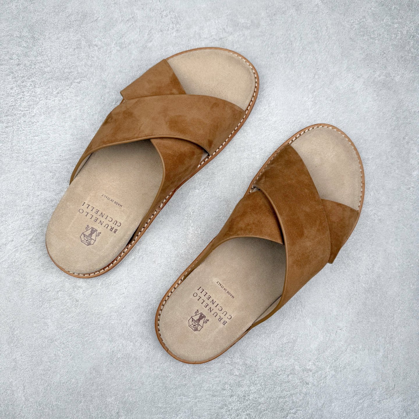 图片[3]-＃GD广顶 Brunello Cucinelli 绒面革 圆头露趾 防滑一字拖鞋 米色 Brunello Cucinelli是来自意大利的世界顶级奢侈品牌，被誉为低调奢华的“山羊绒之王”和“服装界真正的奢侈品”。很多人都知道羊绒Cashmere顶级、昂贵，一穿就脱不下来，还很容易和其他衣服相互搭配，但是，再也没有比Brunello Cucinelli 这个品牌更懂得把顶级的羊绒面料设计出一种“低调的奢华”的风格。尺码：35 36 37 38 39 40 41 42 43 44 45-选品中心