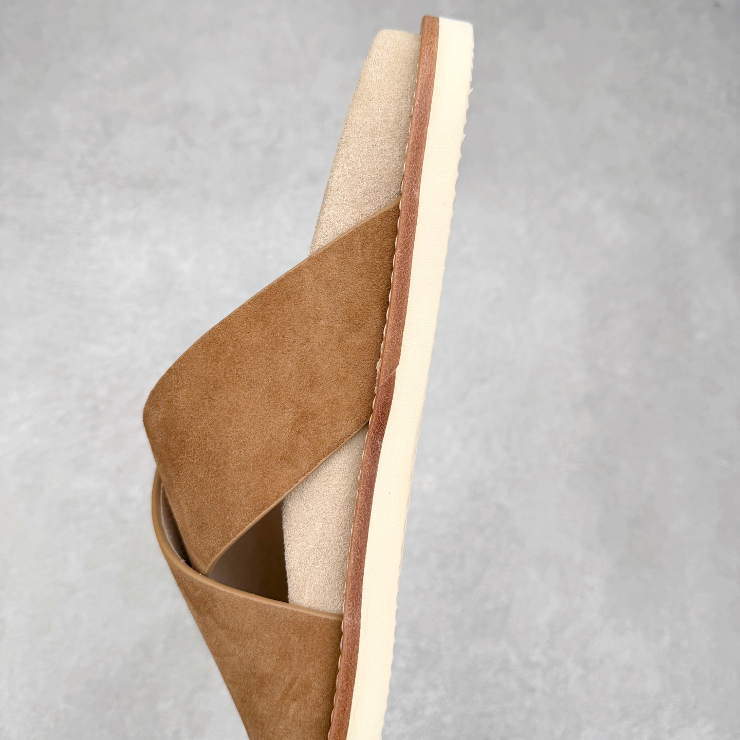 图片[7]-＃GD广顶 Brunello Cucinelli 绒面革 圆头露趾 防滑一字拖鞋 米色 Brunello Cucinelli是来自意大利的世界顶级奢侈品牌，被誉为低调奢华的“山羊绒之王”和“服装界真正的奢侈品”。很多人都知道羊绒Cashmere顶级、昂贵，一穿就脱不下来，还很容易和其他衣服相互搭配，但是，再也没有比Brunello Cucinelli 这个品牌更懂得把顶级的羊绒面料设计出一种“低调的奢华”的风格。尺码：35 36 37 38 39 40 41 42 43 44 45-选品中心