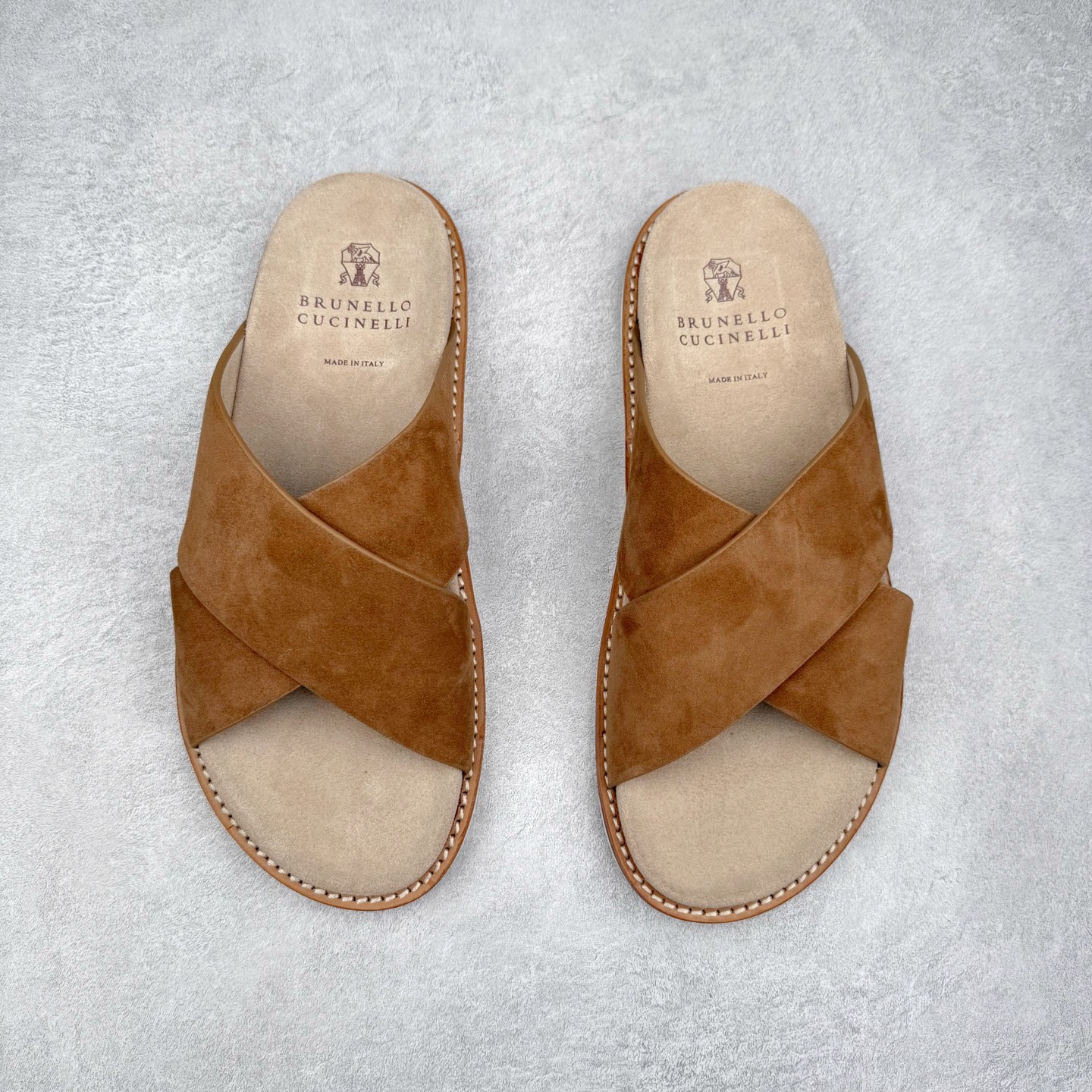 图片[2]-＃GD广顶 Brunello Cucinelli 绒面革 圆头露趾 防滑一字拖鞋 米色 Brunello Cucinelli是来自意大利的世界顶级奢侈品牌，被誉为低调奢华的“山羊绒之王”和“服装界真正的奢侈品”。很多人都知道羊绒Cashmere顶级、昂贵，一穿就脱不下来，还很容易和其他衣服相互搭配，但是，再也没有比Brunello Cucinelli 这个品牌更懂得把顶级的羊绒面料设计出一种“低调的奢华”的风格。尺码：35 36 37 38 39 40 41 42 43 44 45-选品中心